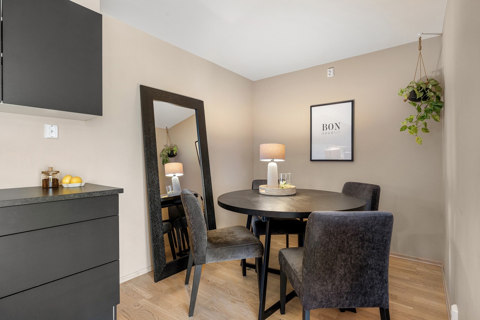 Den gjennomtenkte planløsningen gir en naturlig plass for spisebord i tilknytning til kjøkkenet. Galleribilde