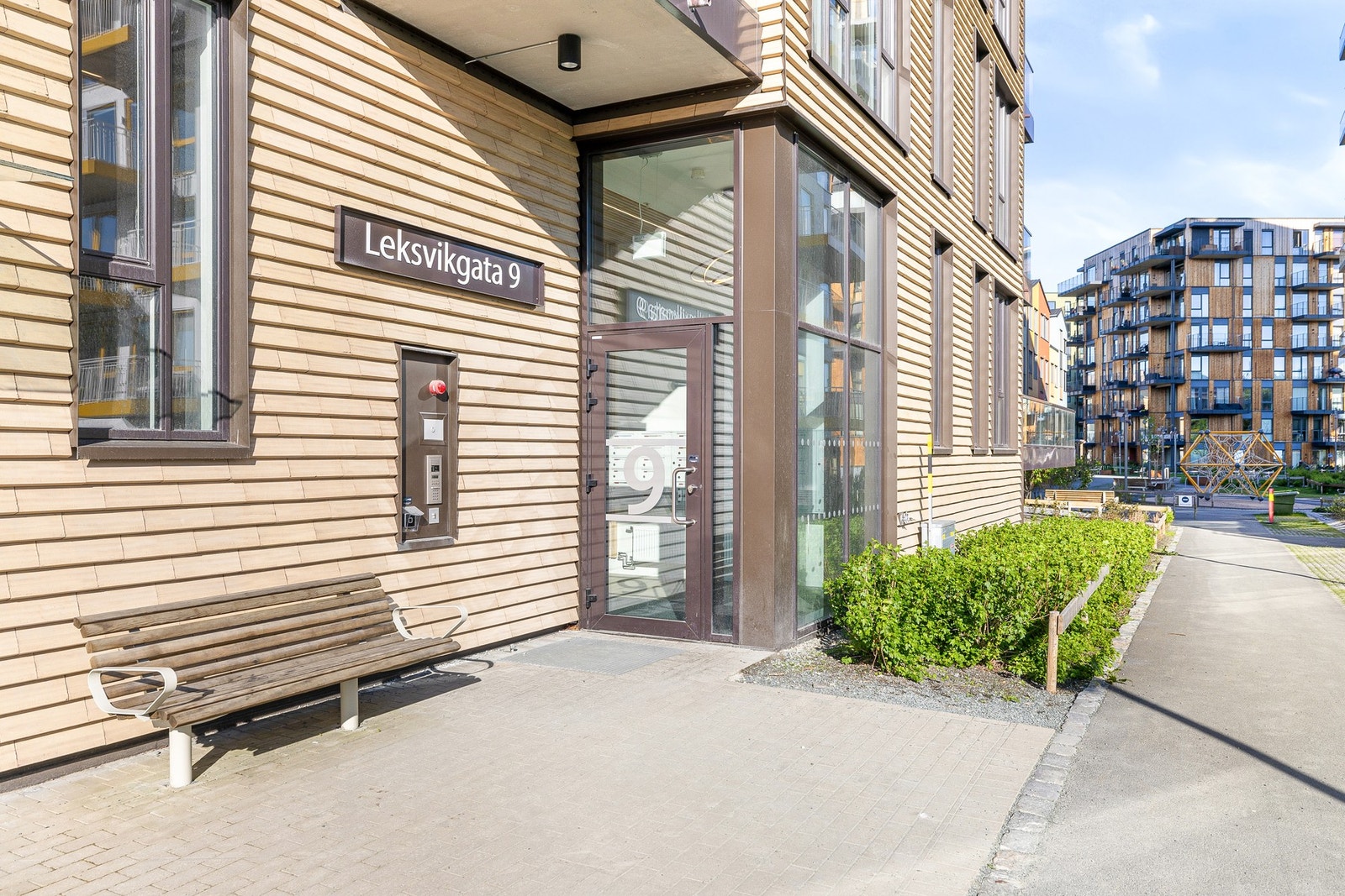 Meget flott fasade med stilren kombinasjon av tegl og mørke beslag rundt vinduene. Galleribilde