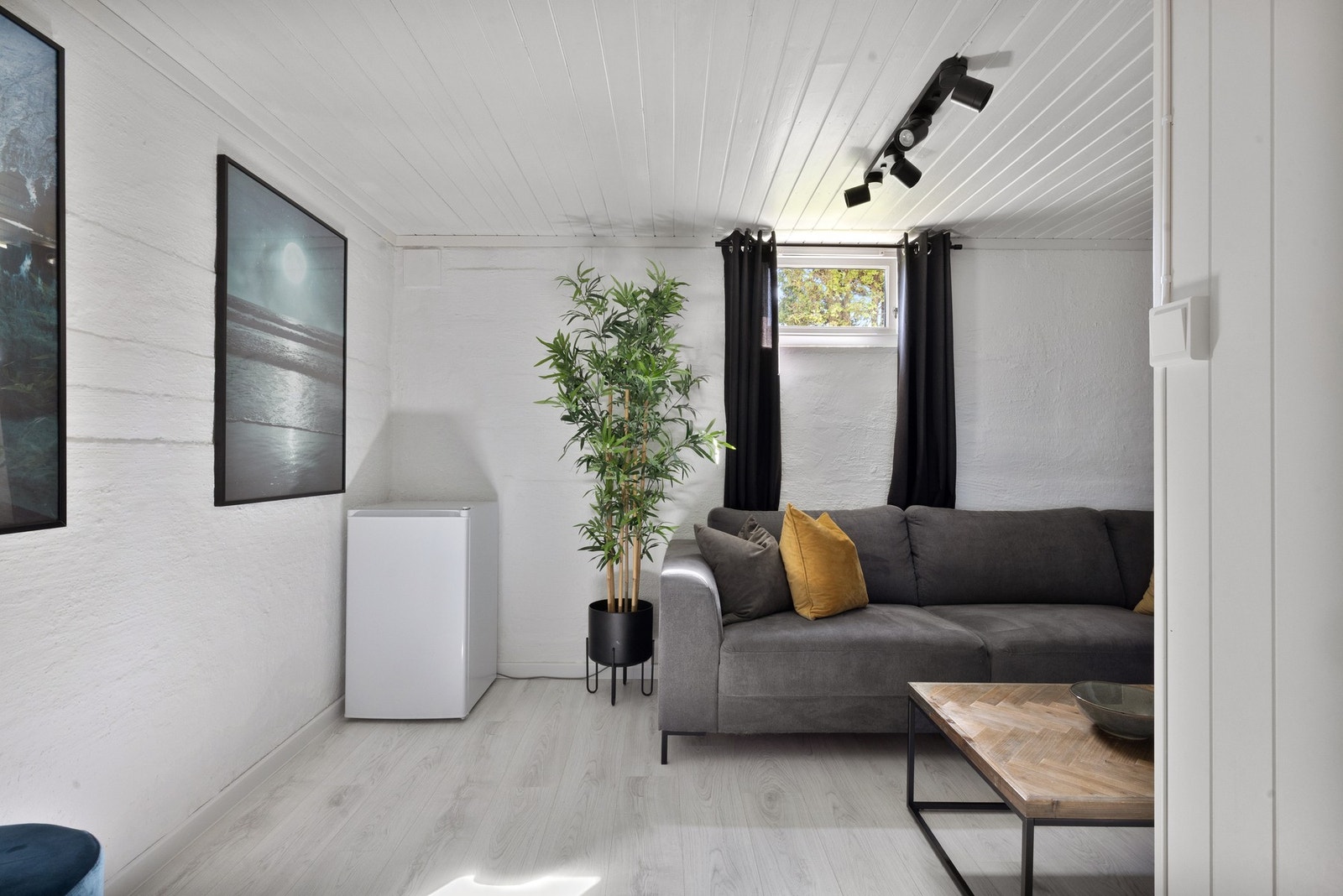 Det er innredet kjellerstue, men rommet er ikke byggesøkt eller godkjent for varig opphold. Galleribilde