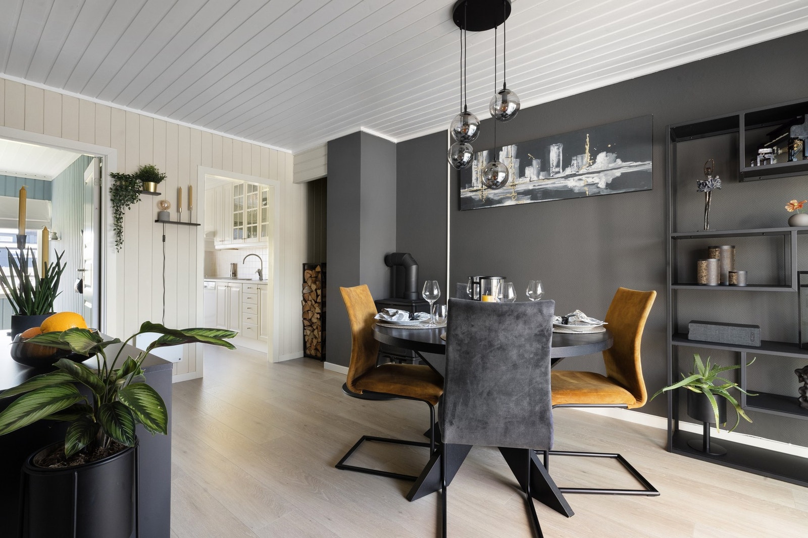 1. etasje. I tilknytning til kjøkkenet så er det møblert med en hyggelig spisestue i stuedelen. Galleribilde