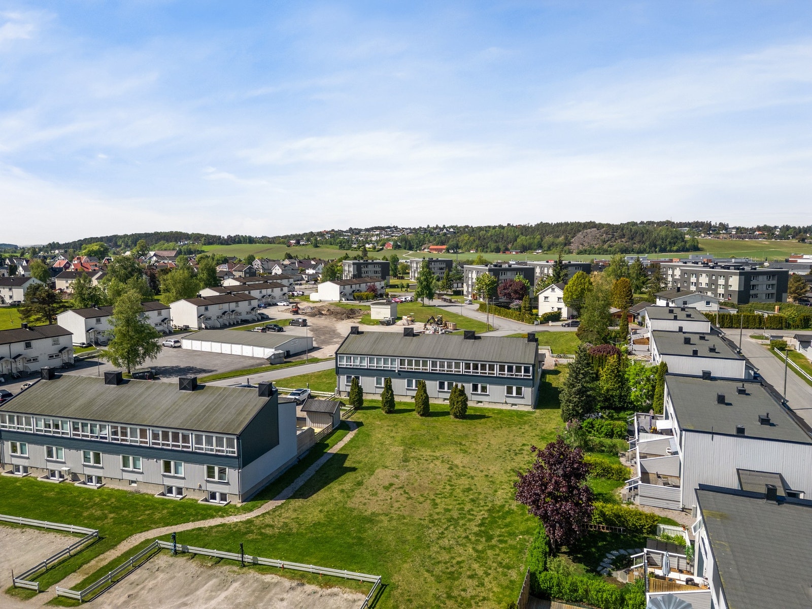 Boligen er en del av Terneveien borettslag, og ligger fint til på Brevik Galleribilde