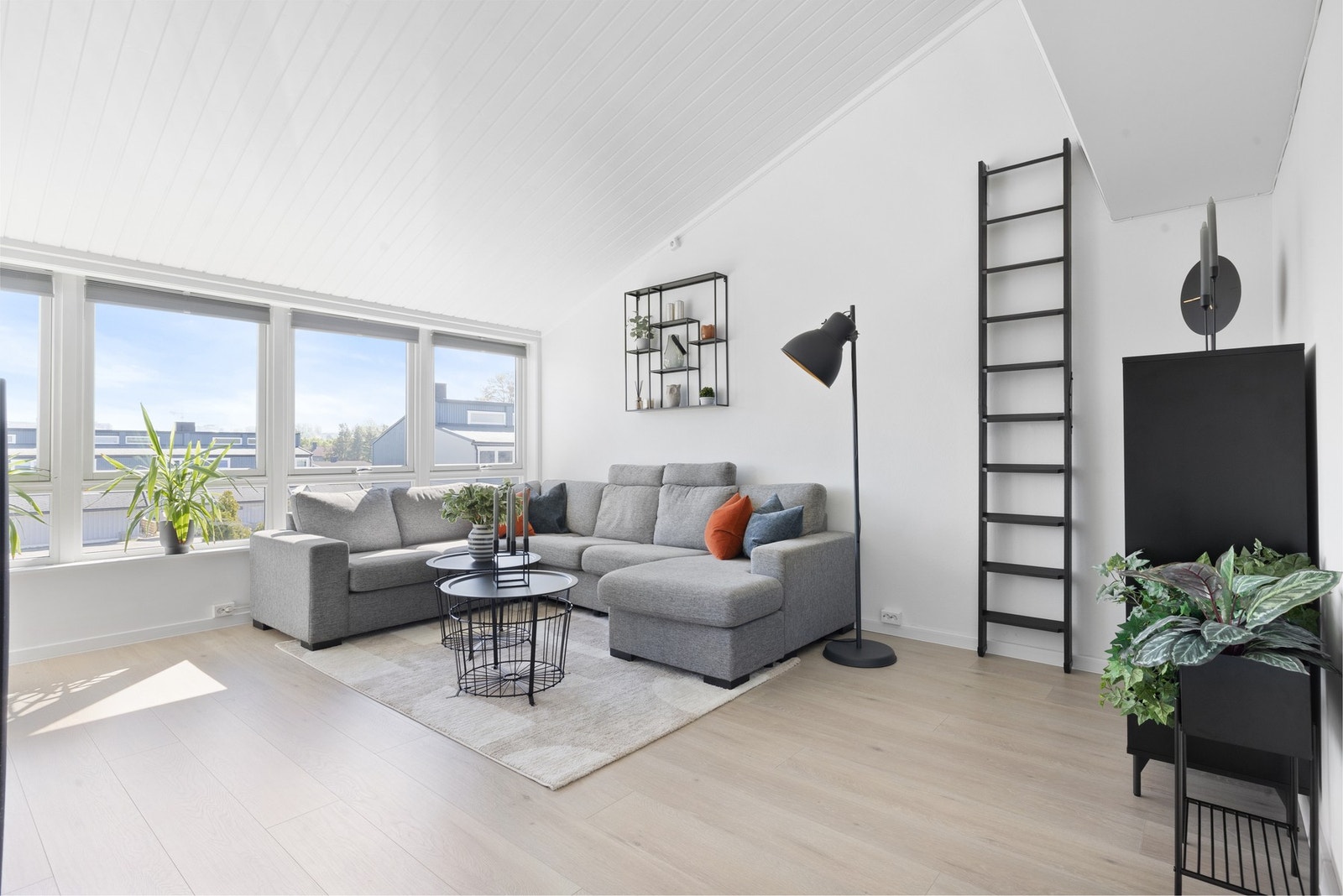 Stuen i 2. etasje. Rekkehuset går over tre etasjer og har en god utnyttelse av arealet. Galleribilde