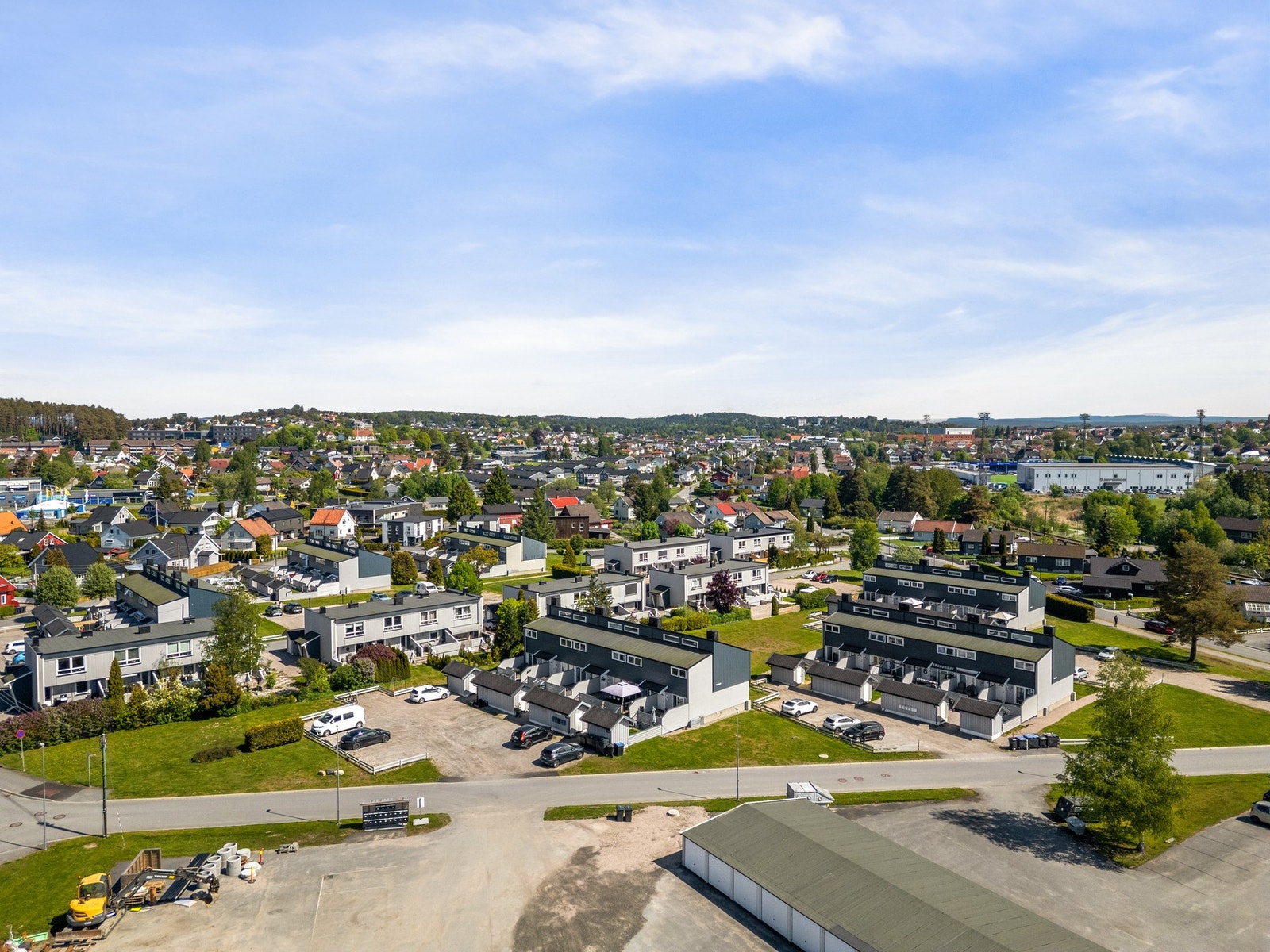 Det er gangavstand til sentrum, flere kjøpesentre, samt de flotte friområdene ved Tunevannet. Galleribilde