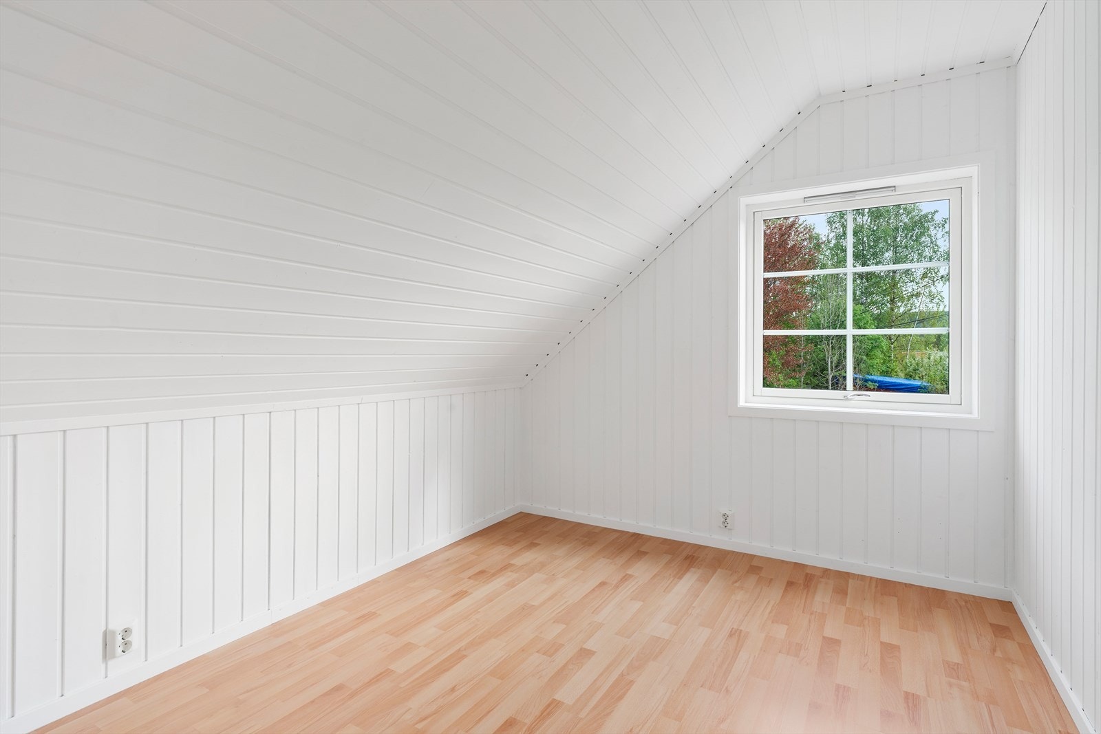Lyst rom med gode bruksmuligheter - passer godt som soverom eller kontor Galleribilde