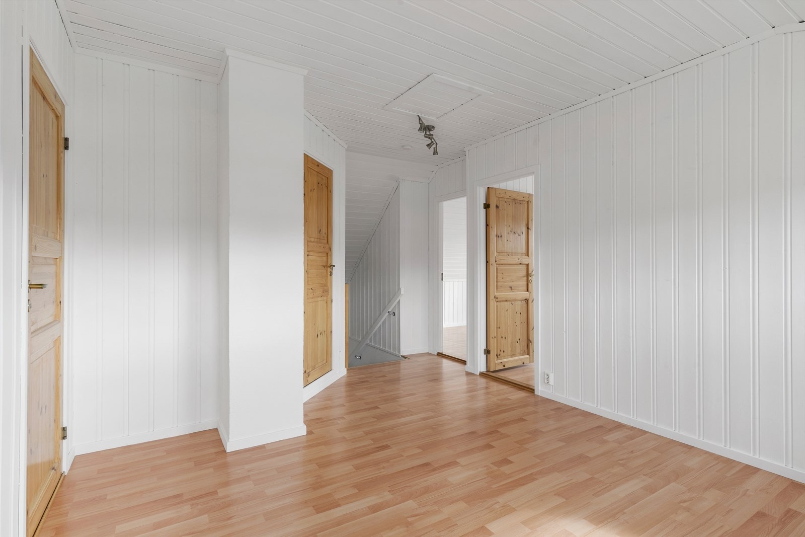 Lys og romslig loftstue med adkomst til resterende rom i 2.etasje Galleribilde