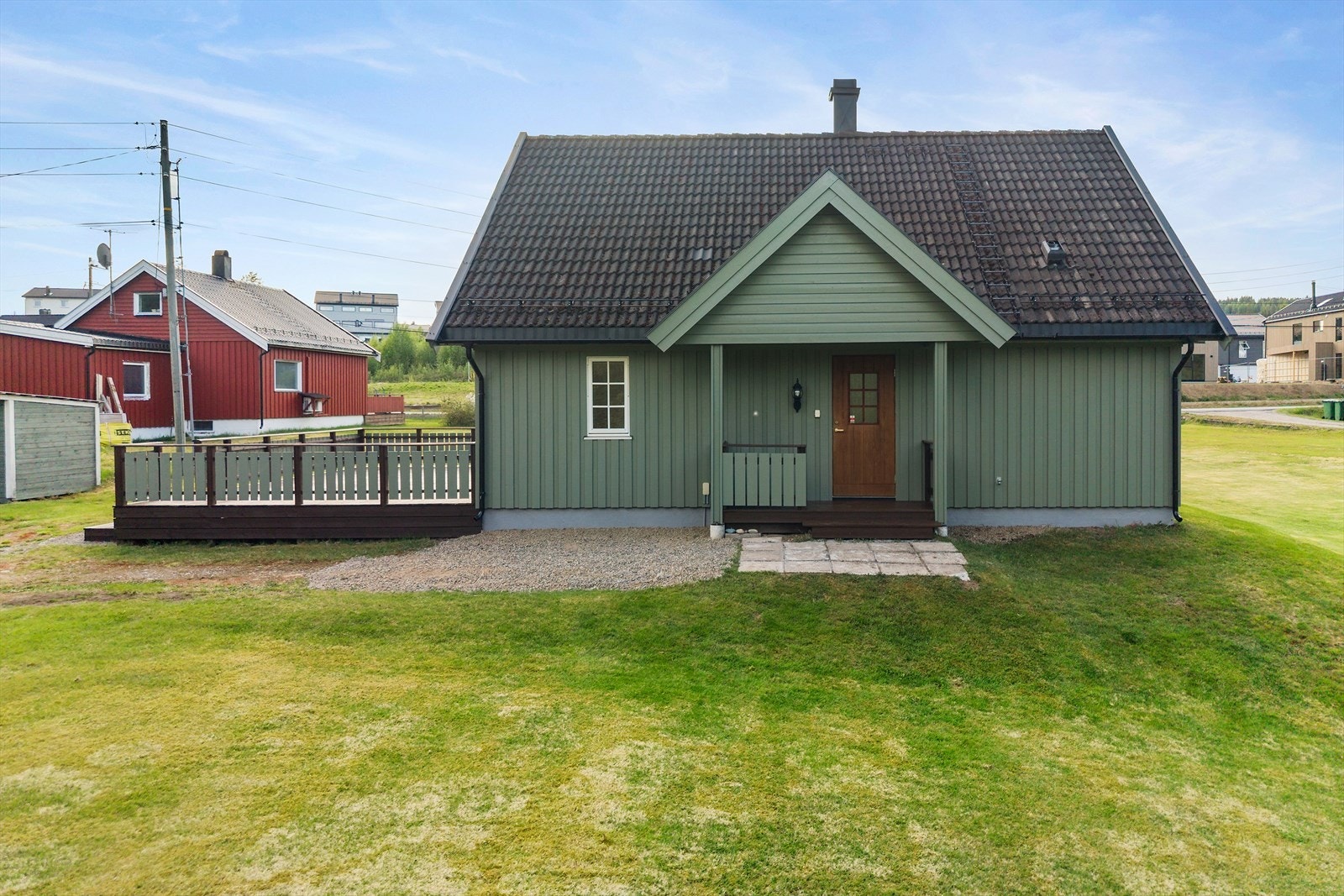 Trivelig inngangsparti med enkel adkomst og gode parkeringsmuligheter Galleribilde