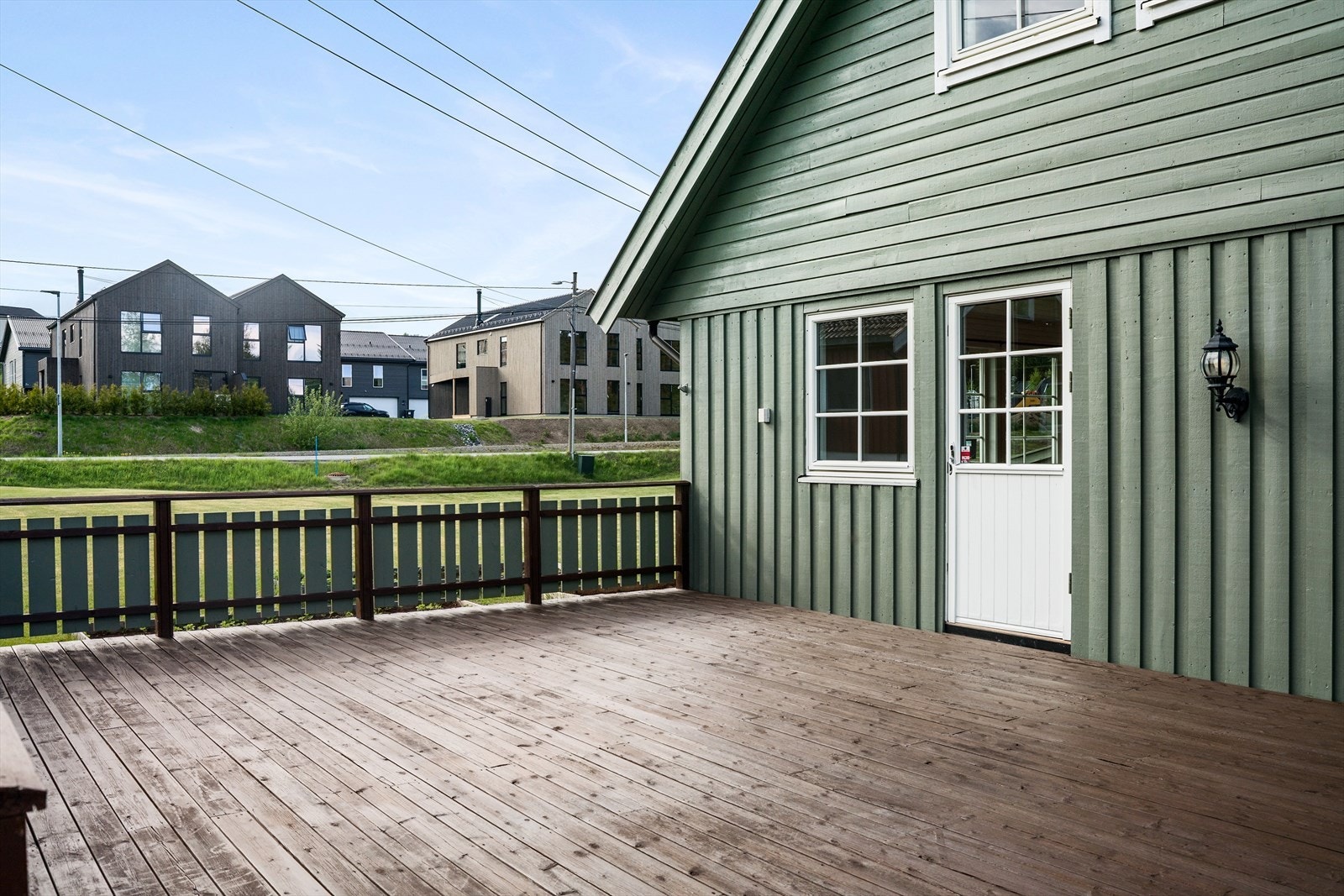 Solrik terrasse med direkte utgang fra boligen - perfekt for rolige sommerkvelder Galleribilde