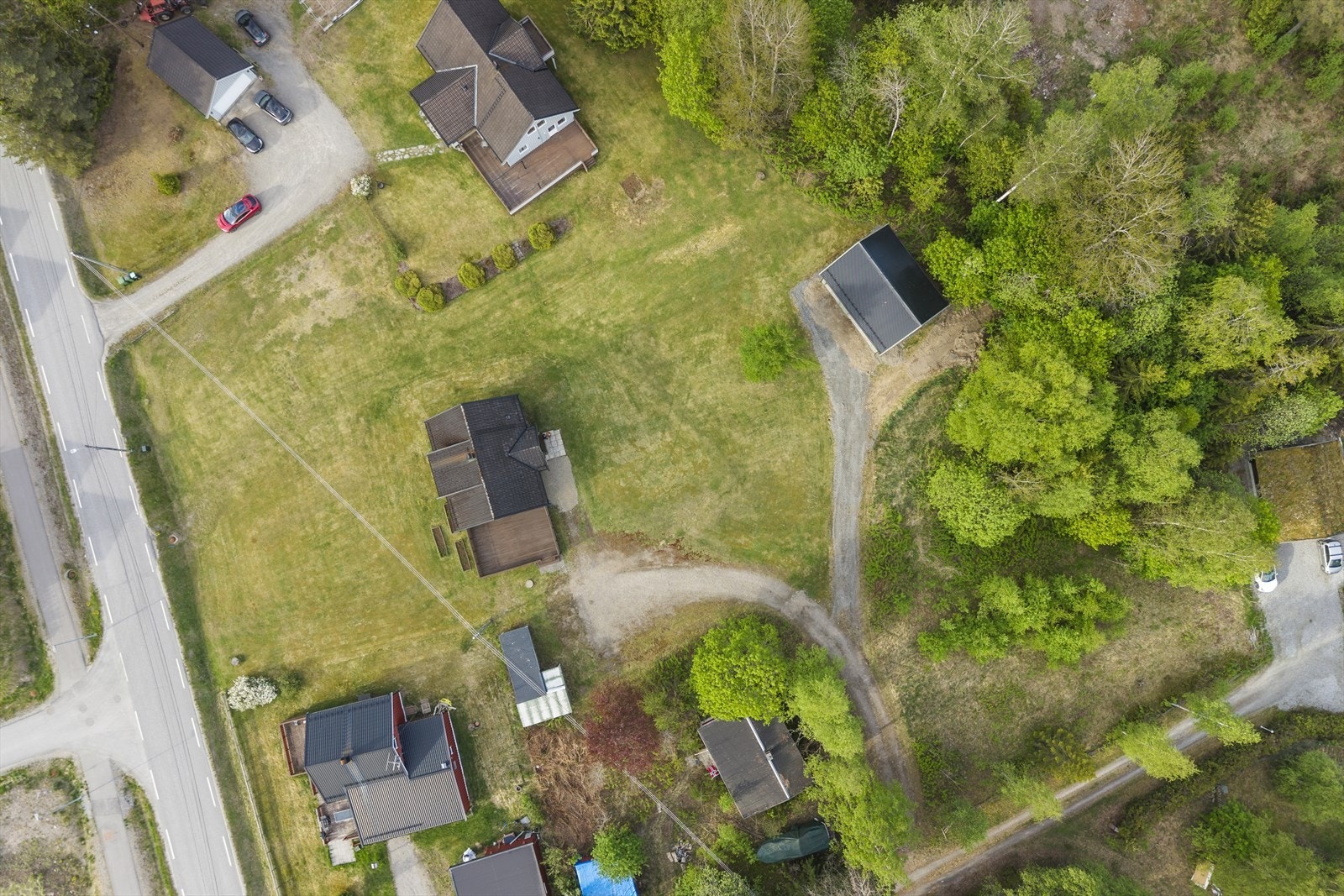Eiendommen sett ovenfra - gir godt inntrykk av tomtens størrelse og plassering Galleribilde