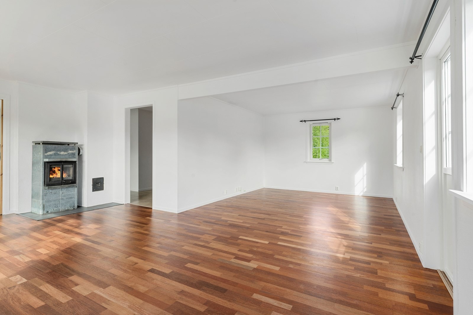 God plass til både sofagruppe og spiseplass - fleksibel møblering Galleribilde