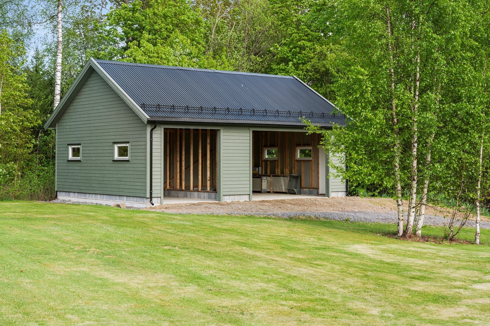 Romslig garasje med plass til både bil og lagring Galleribilde