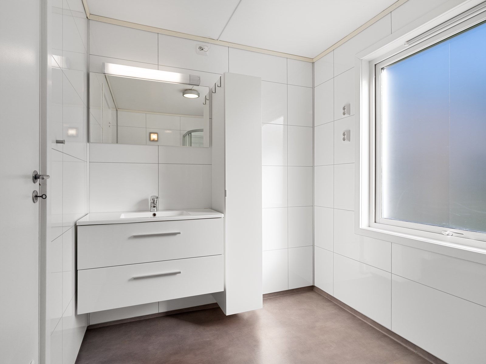 Rommet fungerer også som vaskerom og har innredning med nedfelt servant. Galleribilde