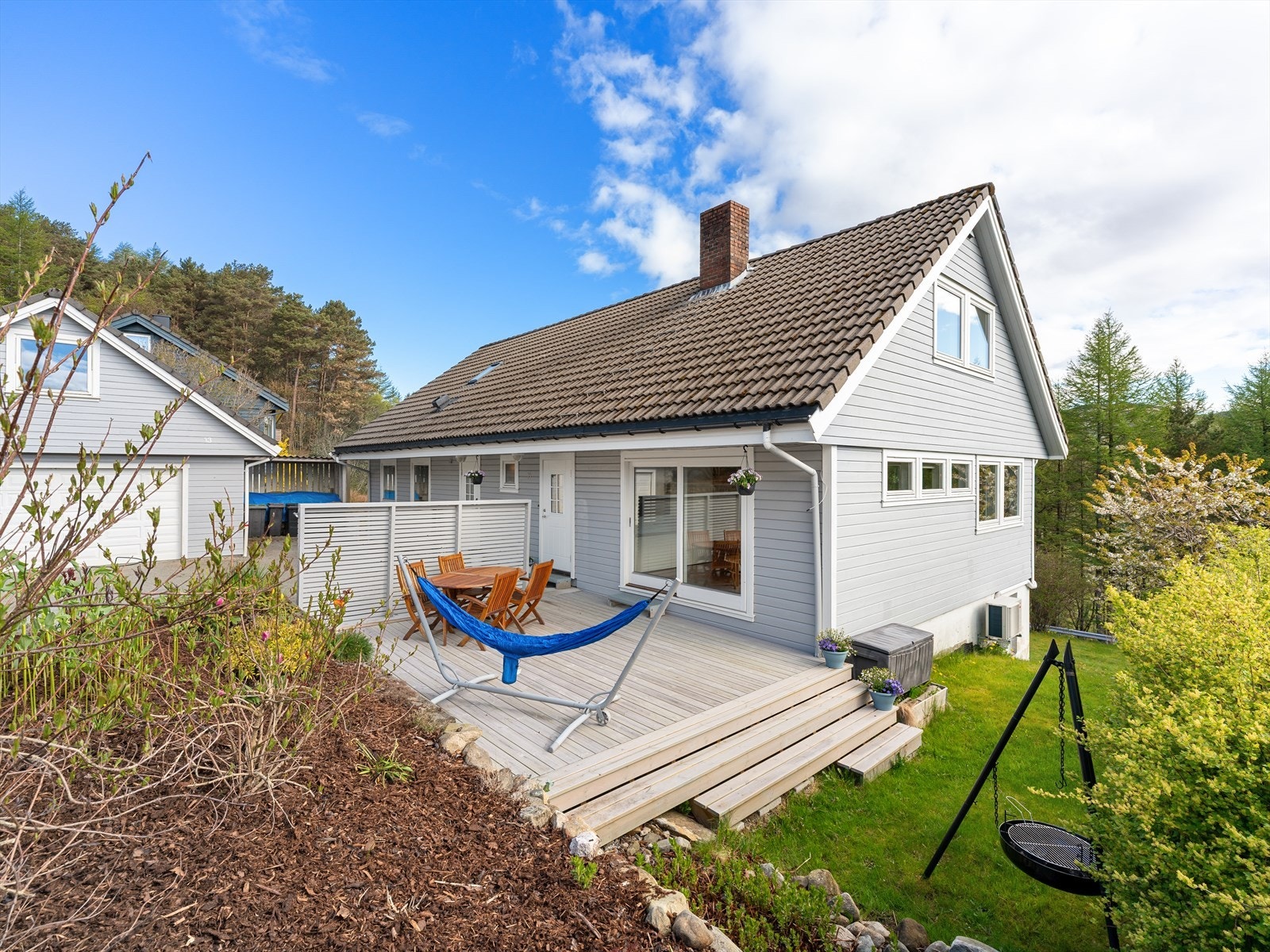 Eiendommen har en romslig terrasse og hage. Herfra er det kort vei til turstier og den nye skolen på Figgjo. Galleribilde