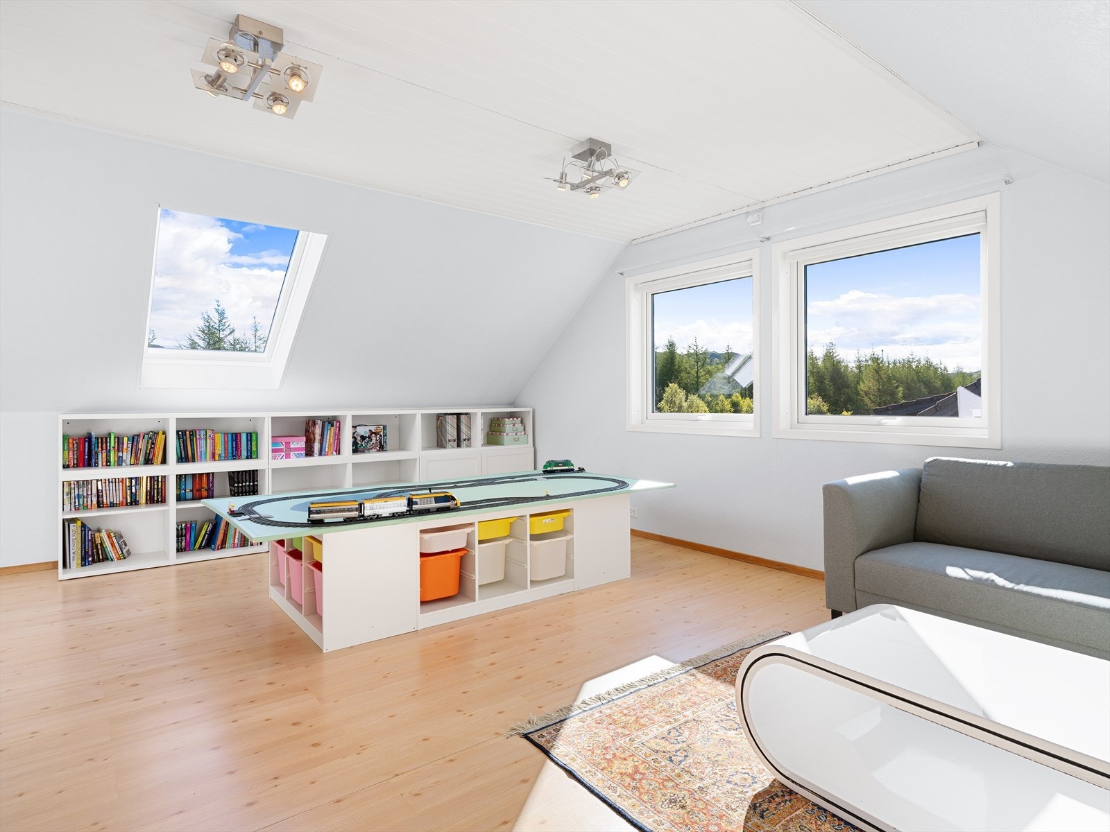 Loftstuen er et lyst og allsidig rom, perfekt som en ekstra TV-stue eller lekerom. Galleribilde
