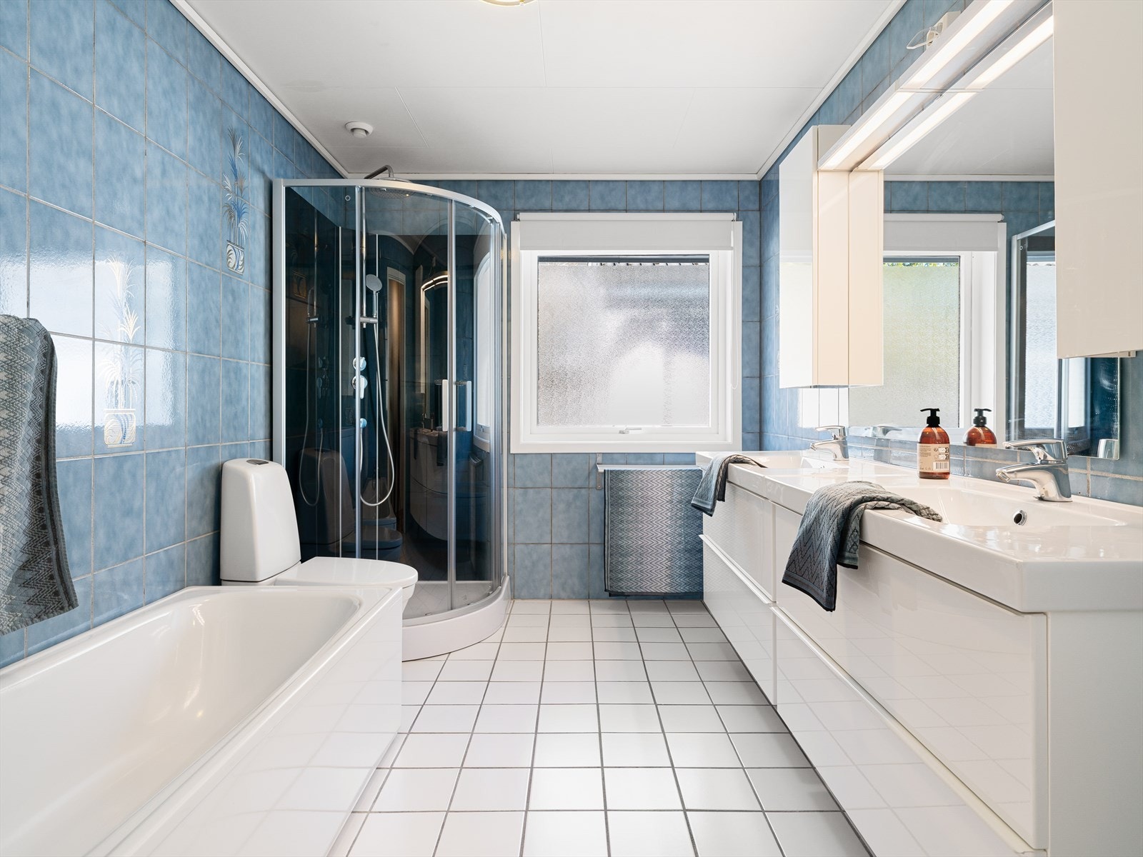 Badet i første etasje er utstyrt med både badekar og dusjkabinett, samt to servanter. Galleribilde