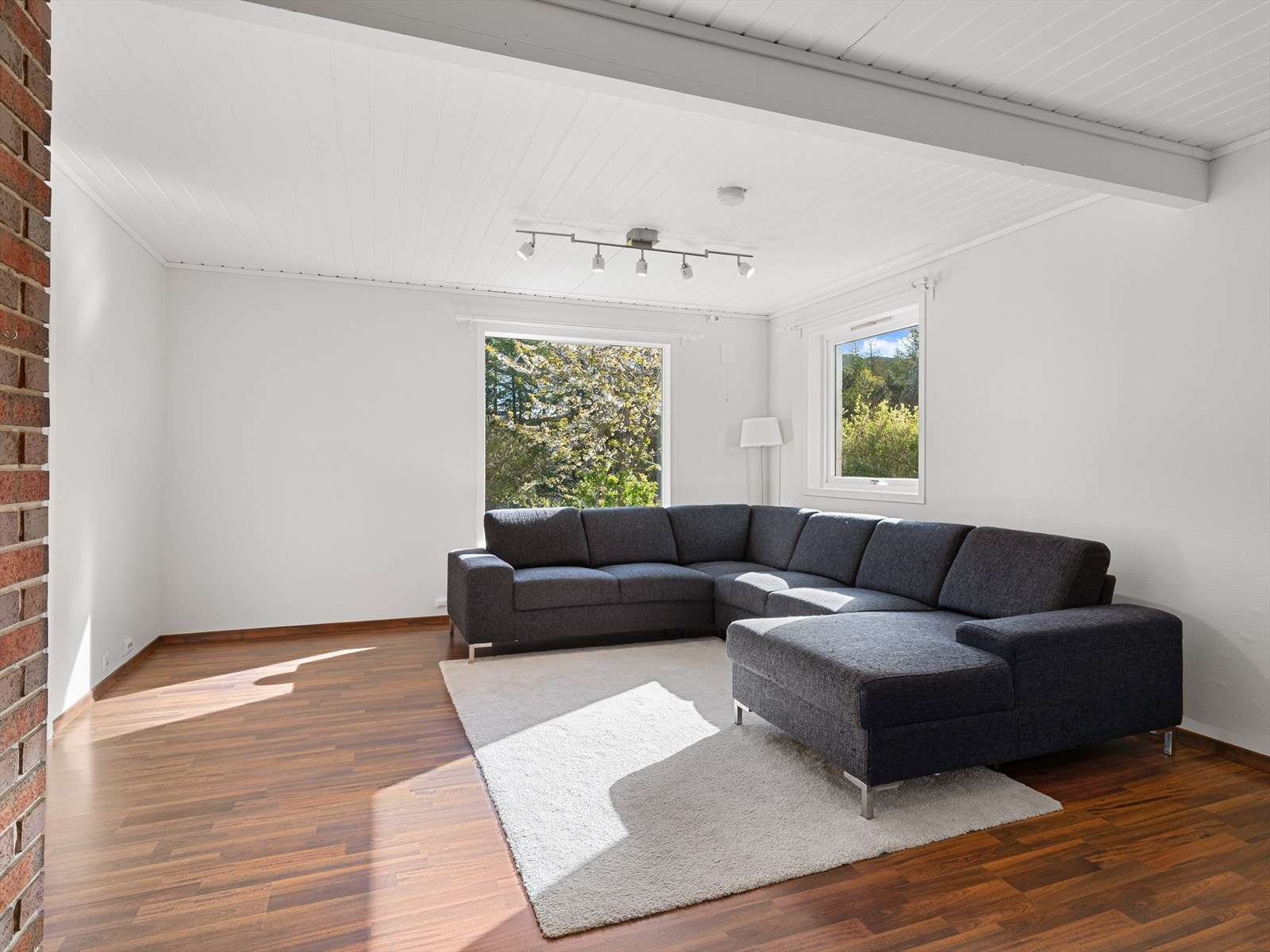 Rommet er lett å møblere med plass til en sofagruppe. Galleribilde