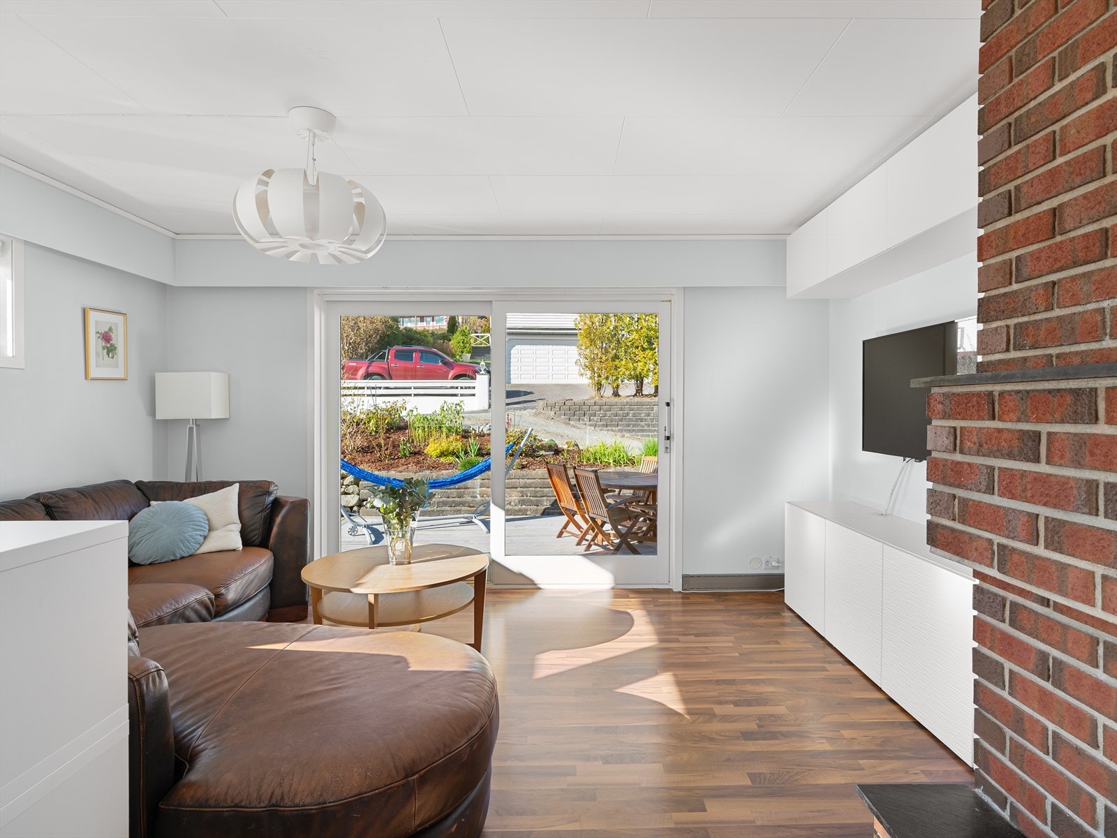 Fra stuen er det direkte utgang til en solrik terrasse på 22 kvadratmeter. Galleribilde