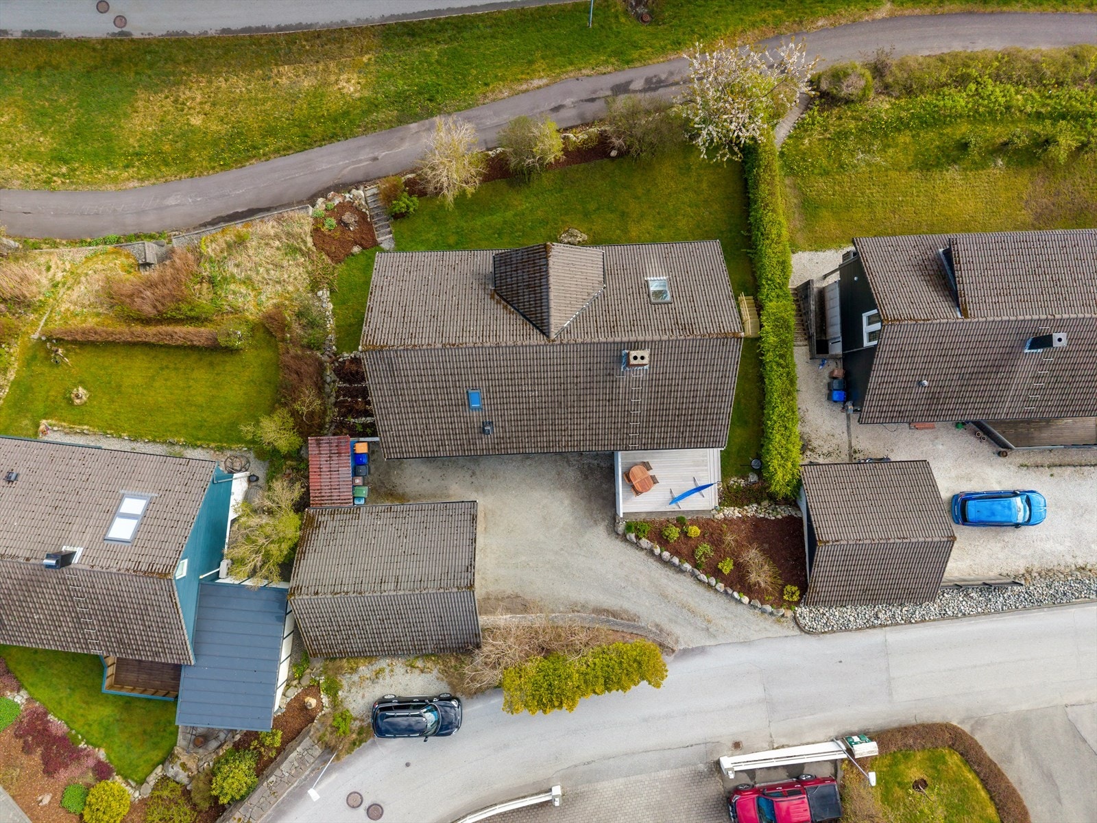 Eiendommen sett ovenfra, som viser husets plassering på tomten. Galleribilde