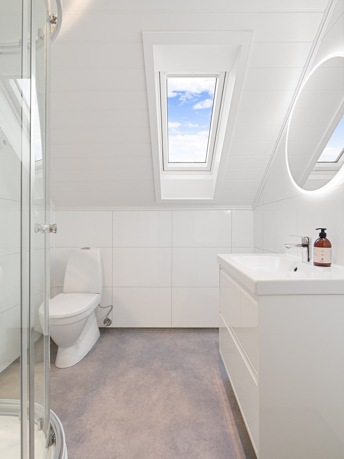 Badet i andre etasje er oppgradert med nytt takvindu i 2022 og nytt vinylbelegg på gulv i 2024. Galleribilde