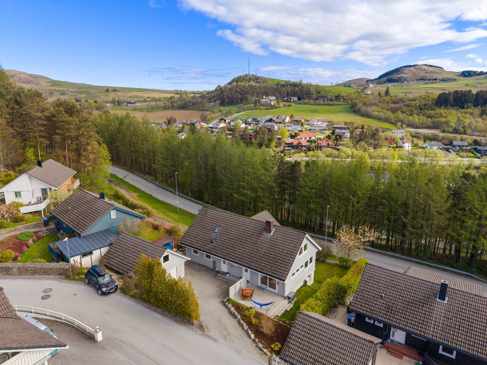 Fra eiendommen er det kort vei til flotte turområder, med toppturer som Rossåsen og Åslandnuten i nærheten. Galleribilde