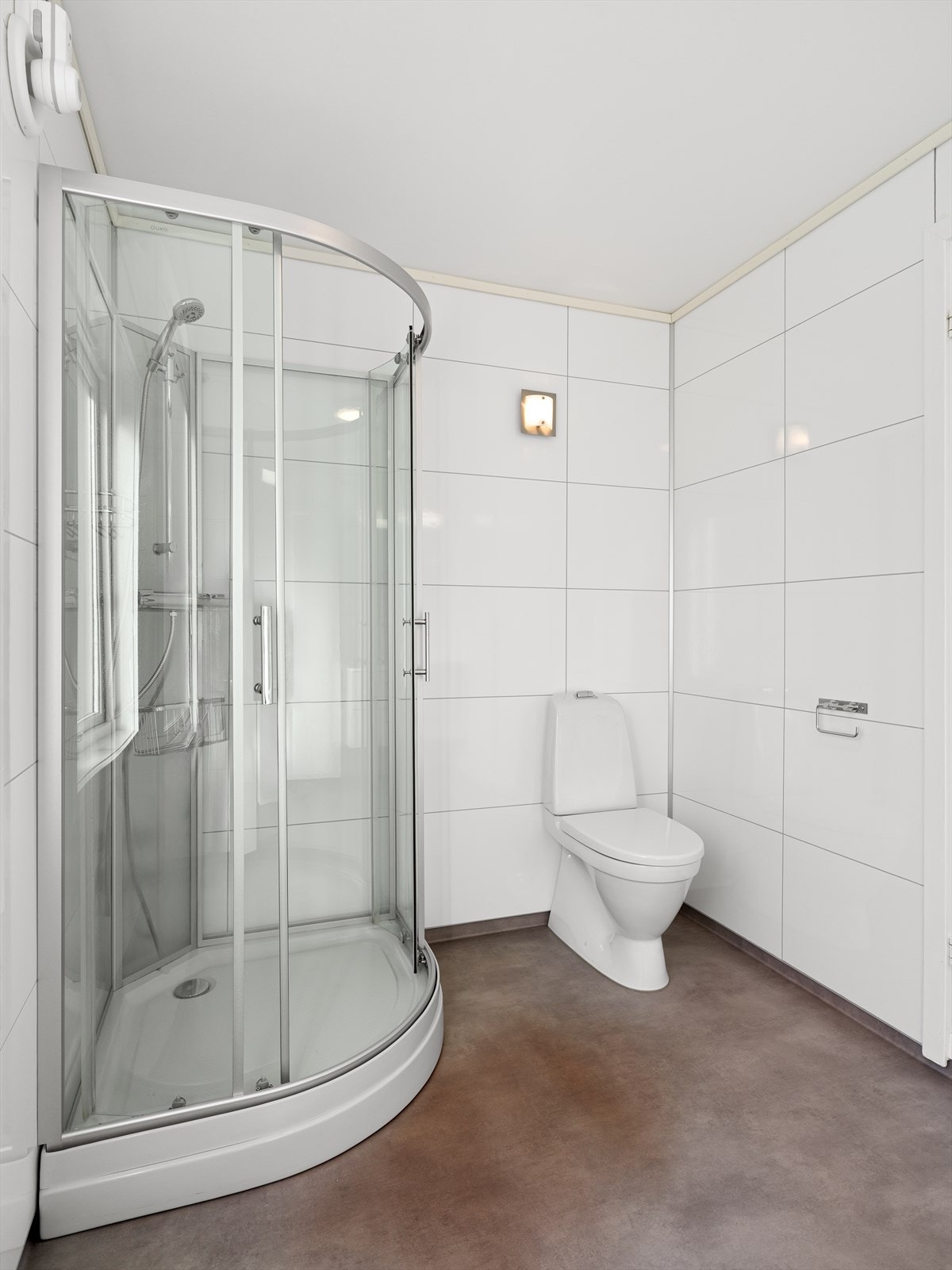 Badet i leiligheten ble oppgradert rundt 2017 og har dusjkabinett. Galleribilde