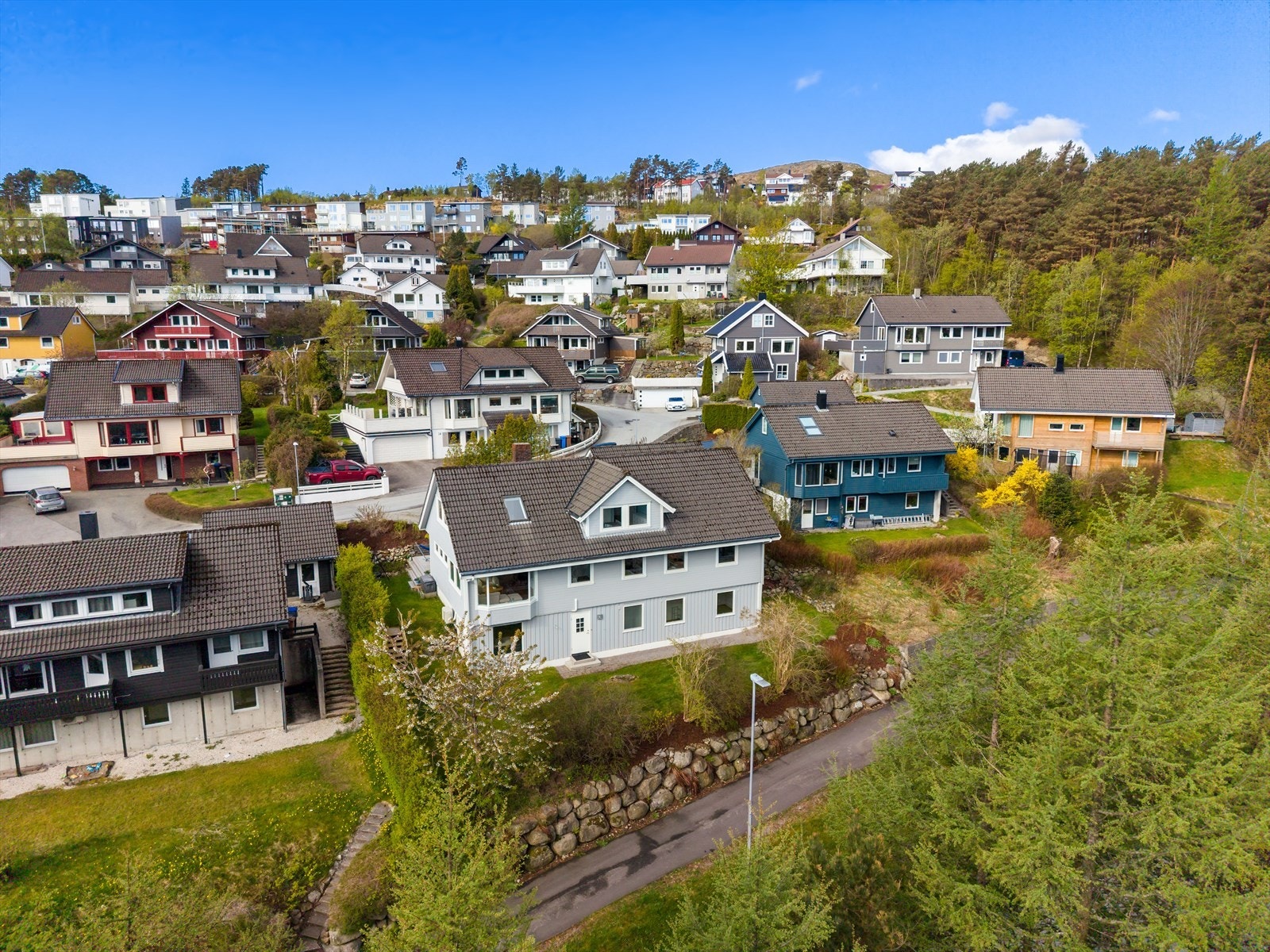 Beliggenheten er barnevennlig med kort avstand til både ny skole og barnehage. Galleribilde