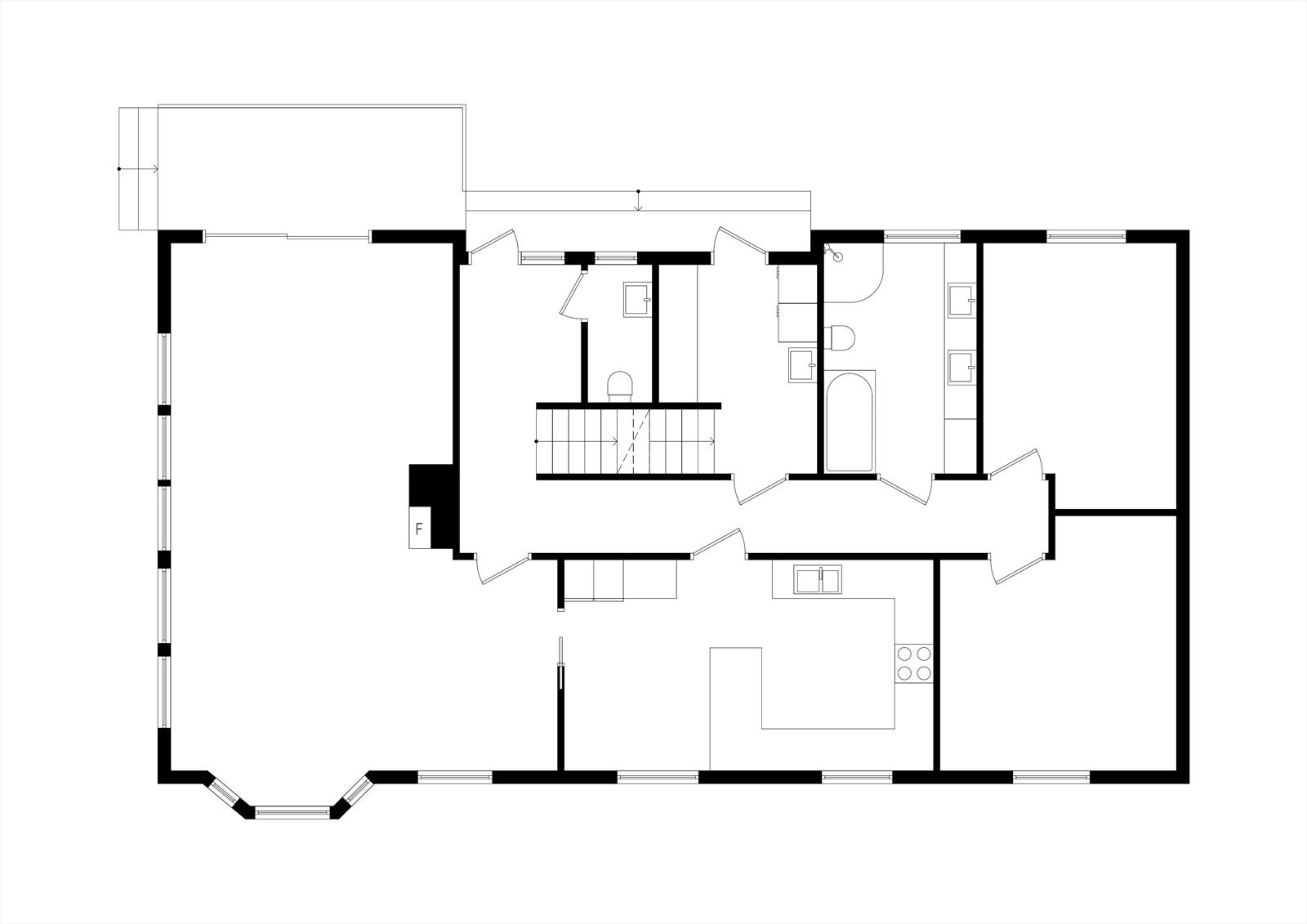 Første etasje har en familievennlig planløsning med stue, kjøkken, to soverom, bad, vaskerom og toalettrom. Galleribilde