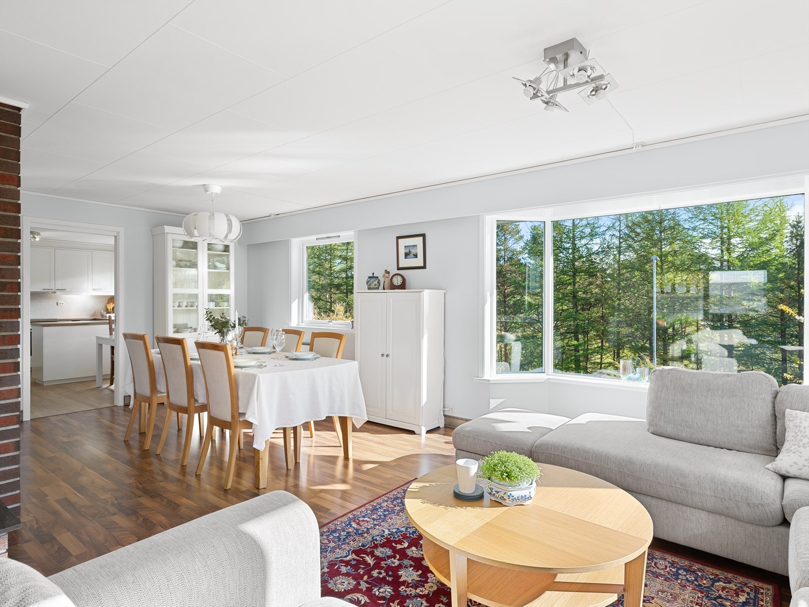 Et flott hus med kjekke løsninger og utleiedel Galleribilde
