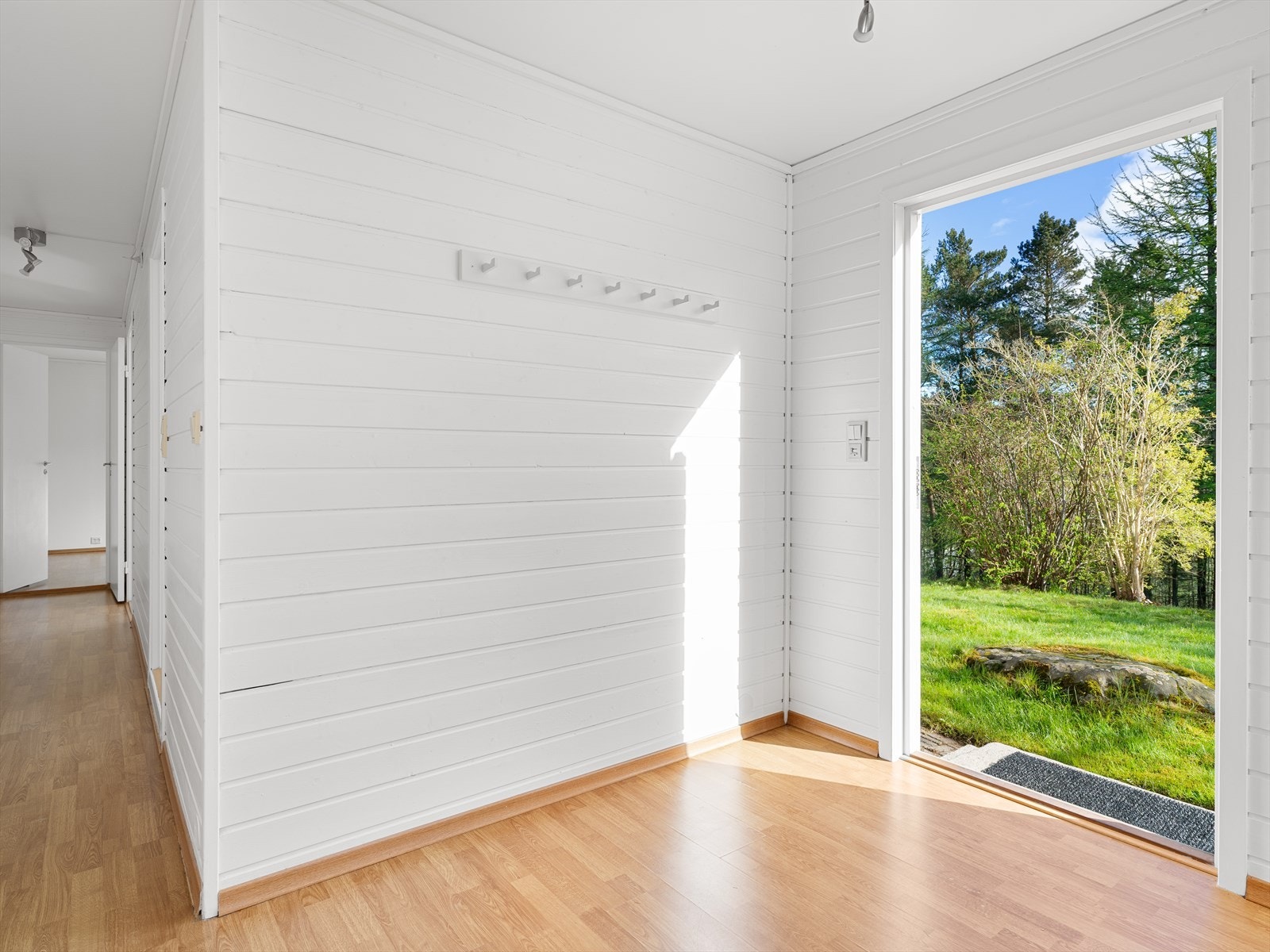 Leiligheten har egen inngang fra hagen, noe som gir gode og adskilte utleiemuligheter. Galleribilde