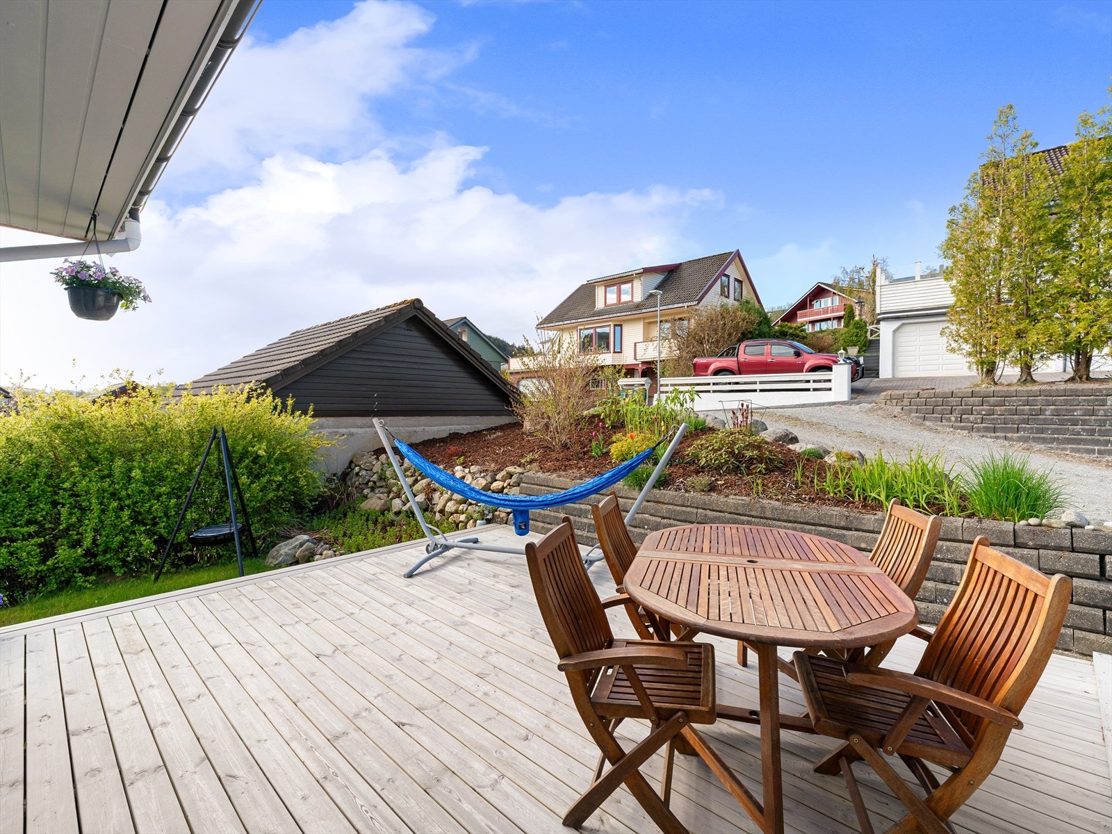 Uteplassen er delvis skjermet og ligger i tilknytning til gårdsrommet. Galleribilde
