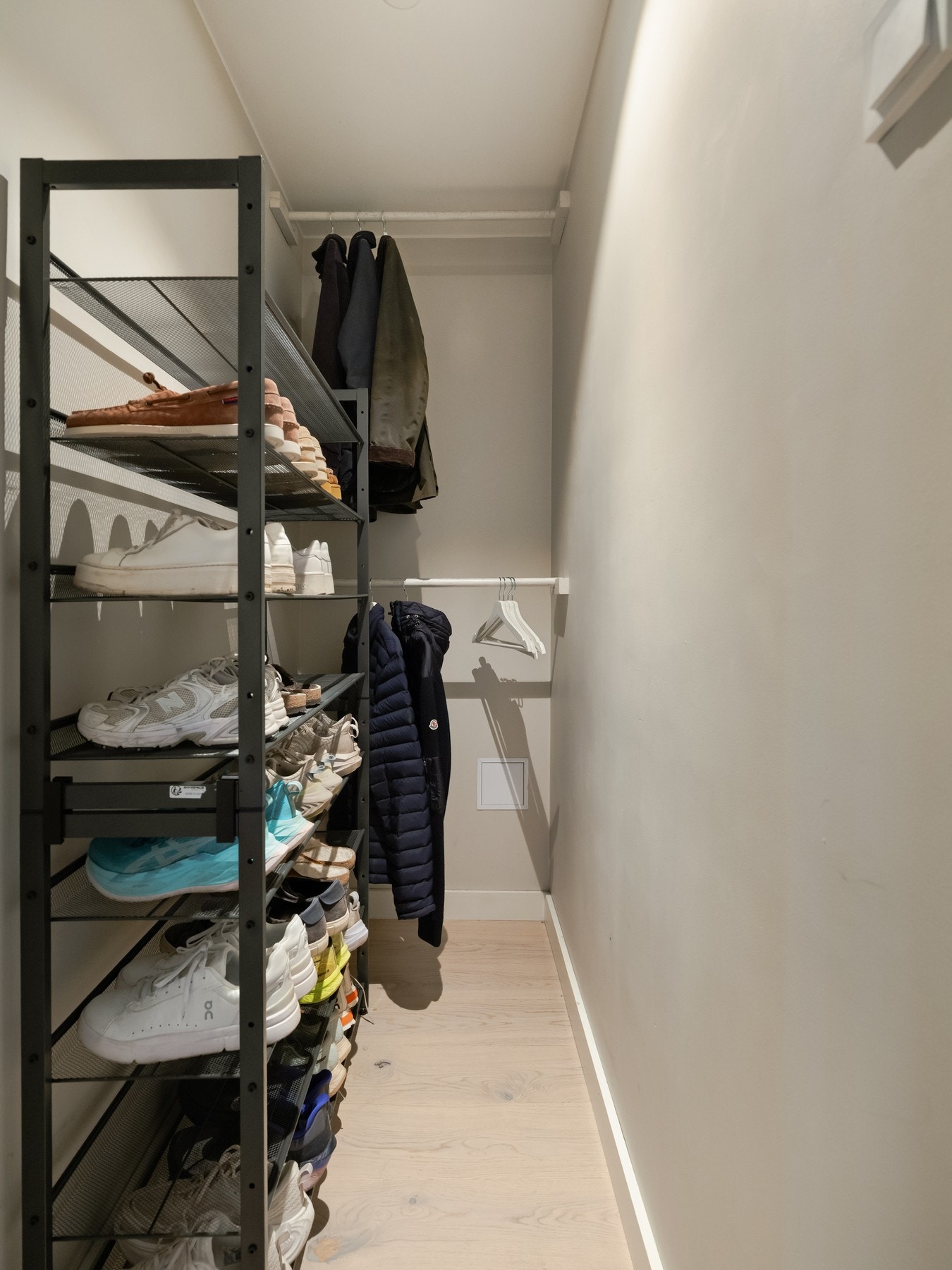 I entreen finner vi også et romslig kott, som virkelig har gjort jobben for dagens eier. Galleribilde