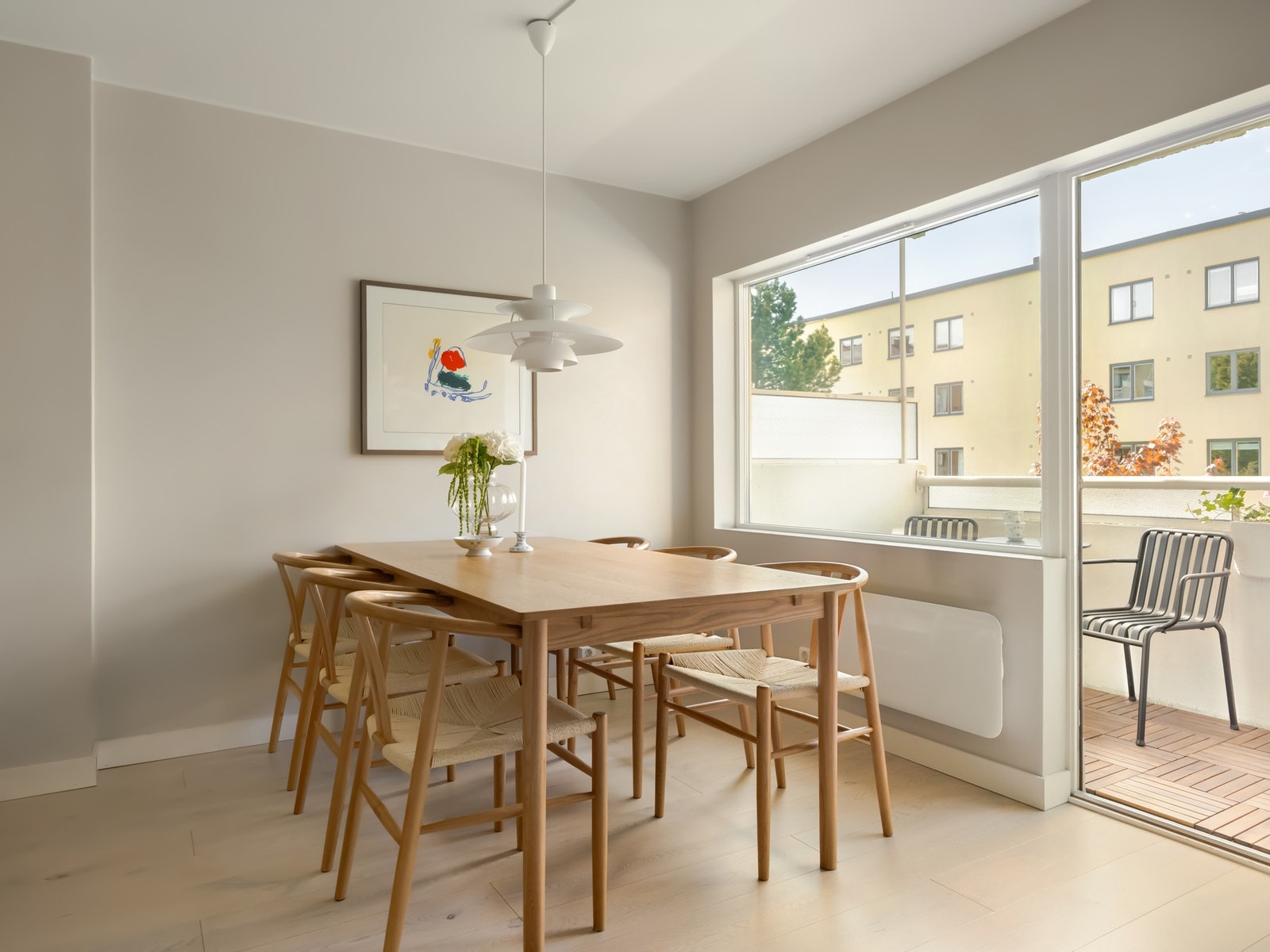 Spisebordet finner sin naturlige plass ved vindusrekken. Galleribilde