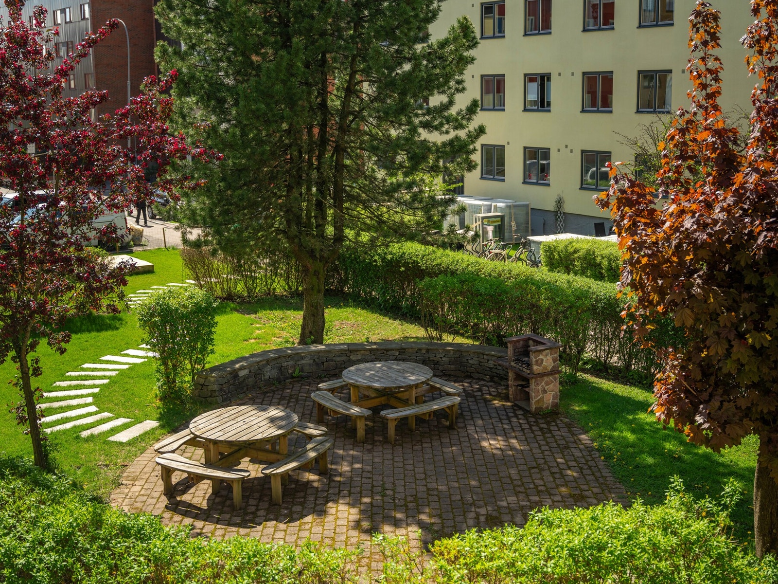 Det er også et frodig og fint utsyn her. Leiligheten vender nemlig mot bakgårdsrom på begge sider. Galleribilde