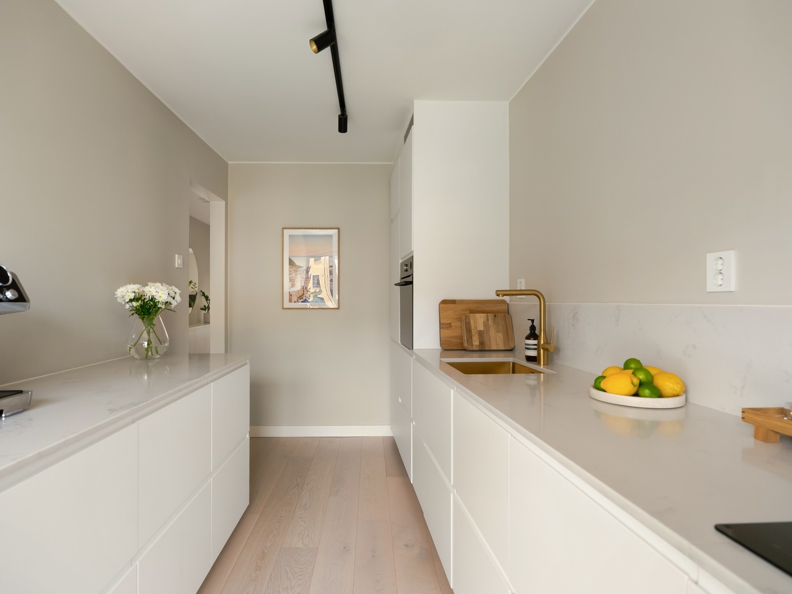 Kjøkkenet var tidligere montert i stuen, så både vann og avløp er lagt tilrette. Dette til informasjon dersom du vurderer å ha to soverom. Galleribilde