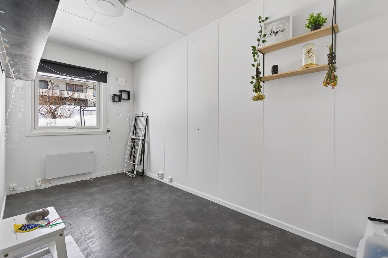 Lyst og allsidig rom med vindu som slipper inn naturlig lys, perfekt til soverom, kreativ innredning eller hjemmekontor. Galleribilde