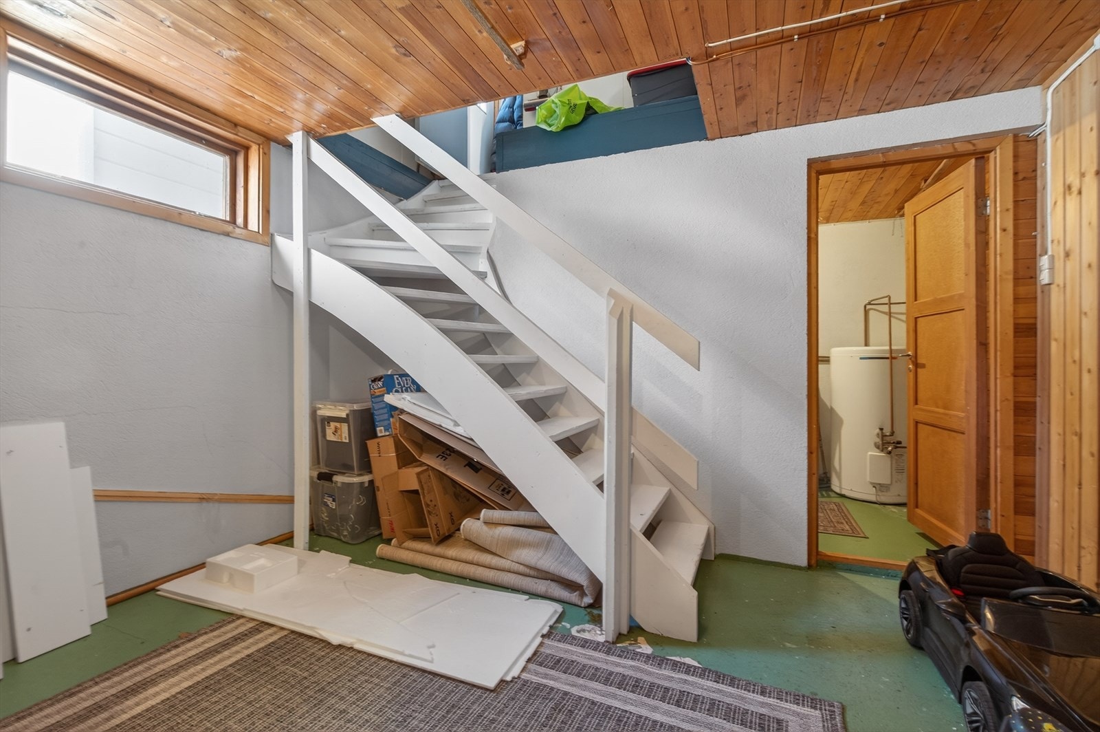 Trappenedgang til kjellerdel som disponeres av hovedenheten. Galleribilde