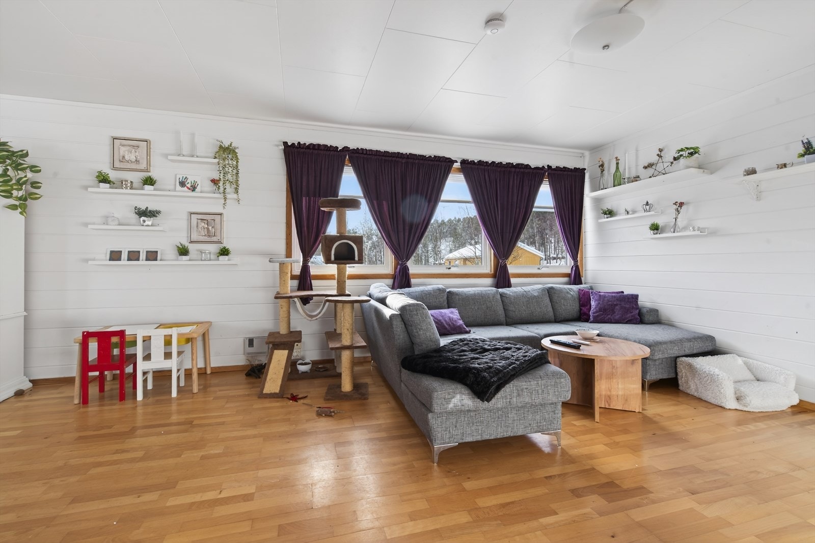 Stuen med store vindusflater for godt lysinnslipp. Galleribilde
