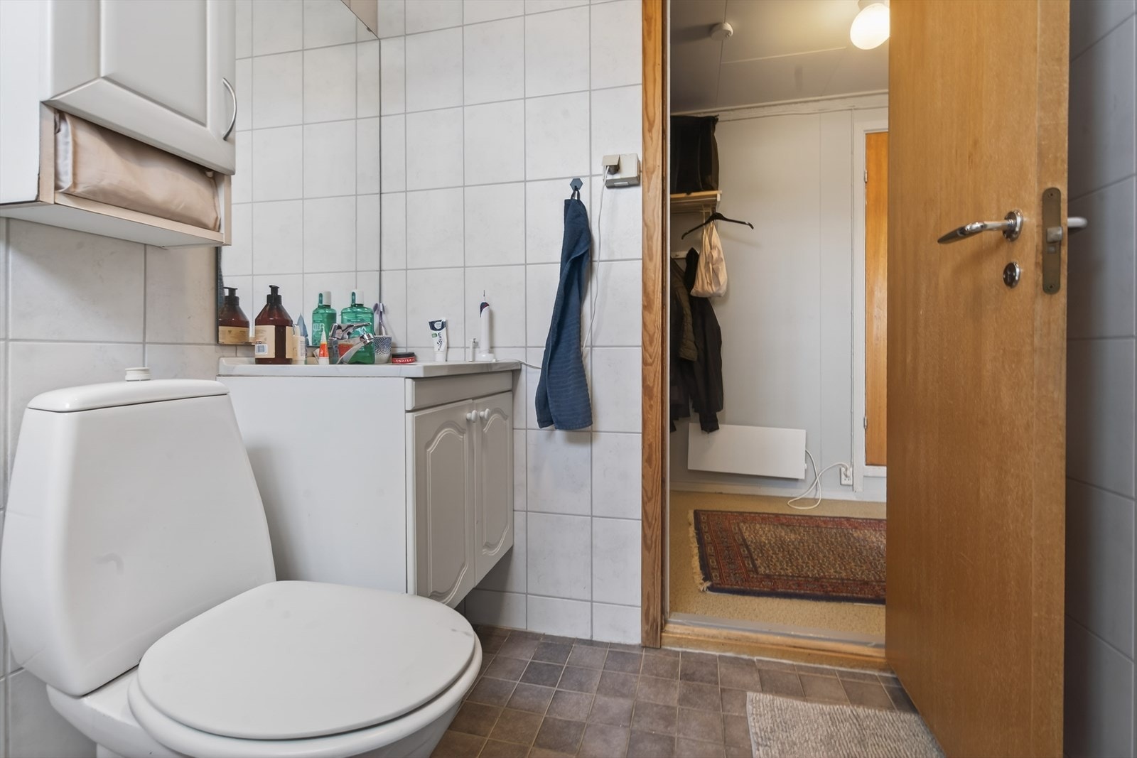 Lyst og funksjonelt baderom med praktisk oppbevaring og enkel tilgang til tilstøtende rom. Perfekt for hverdagsbruk. Galleribilde