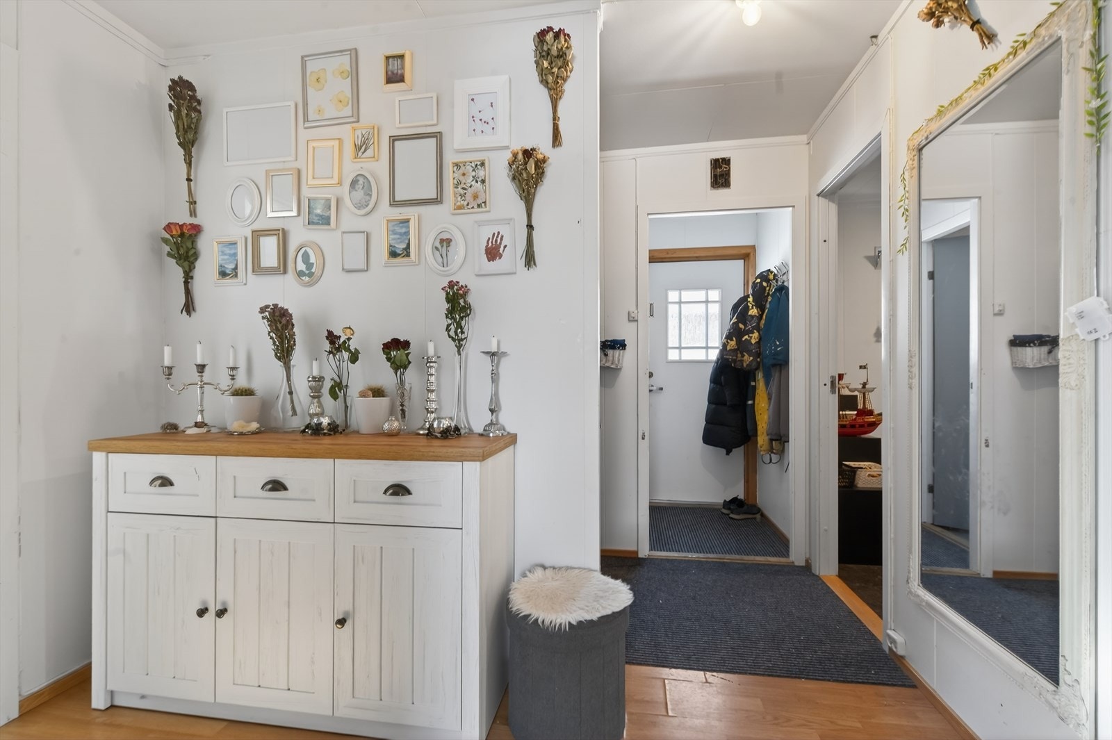 Innbydende entré med lys atmosfære og stilrene detaljer. Perfekt for et varmt og velkomment hjem. Galleribilde
