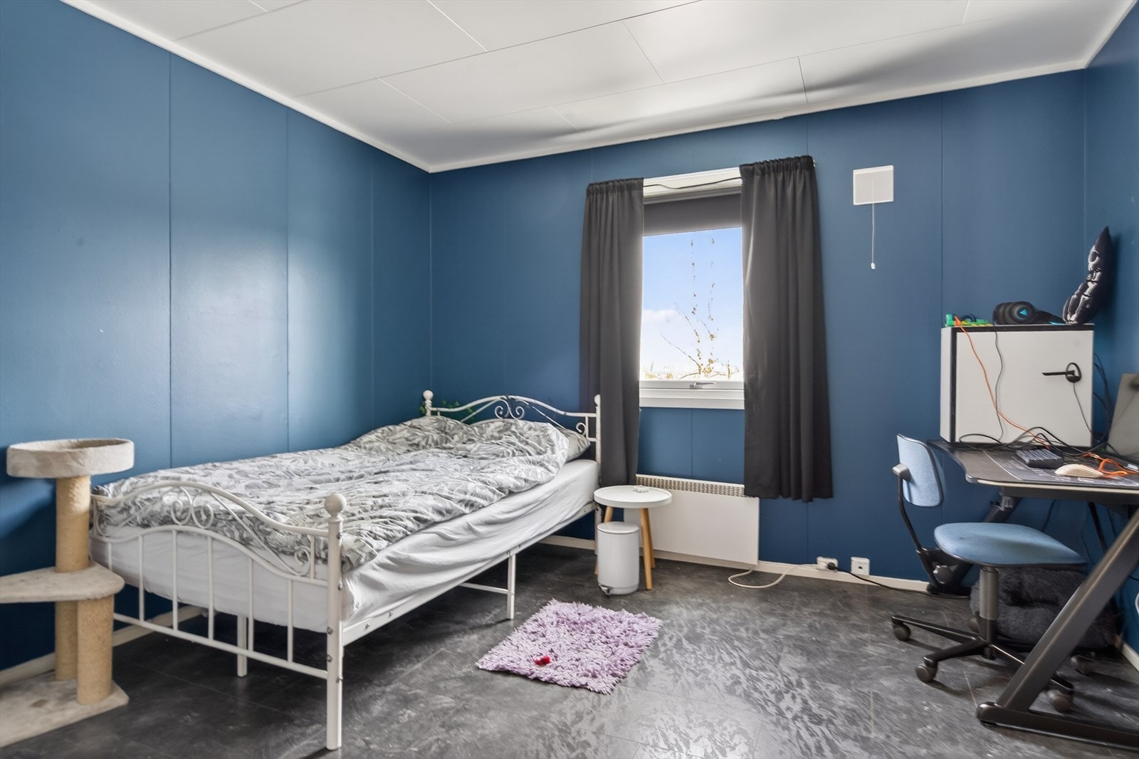 Romslig og lyst hovedsoverom med moderne fargevalg, ideelt for avslapning og arbeid. Perfekt for både unge og voksne. Galleribilde