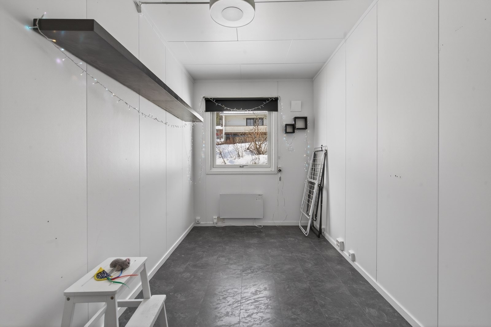 Lyst og funksjonelt rom med potensiale for kreativ utnyttelse. Godt lysinnslipp fra vinduet gir rommet en åpen følelse. Galleribilde