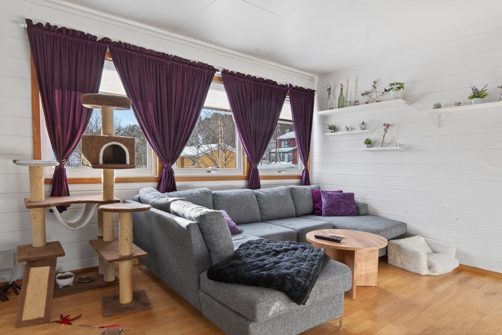 Lys og innbydende stue med store vinduer som gir flott utsikt og naturlig lysinnslipp. Perfekt for avslapning og hygge. Galleribilde