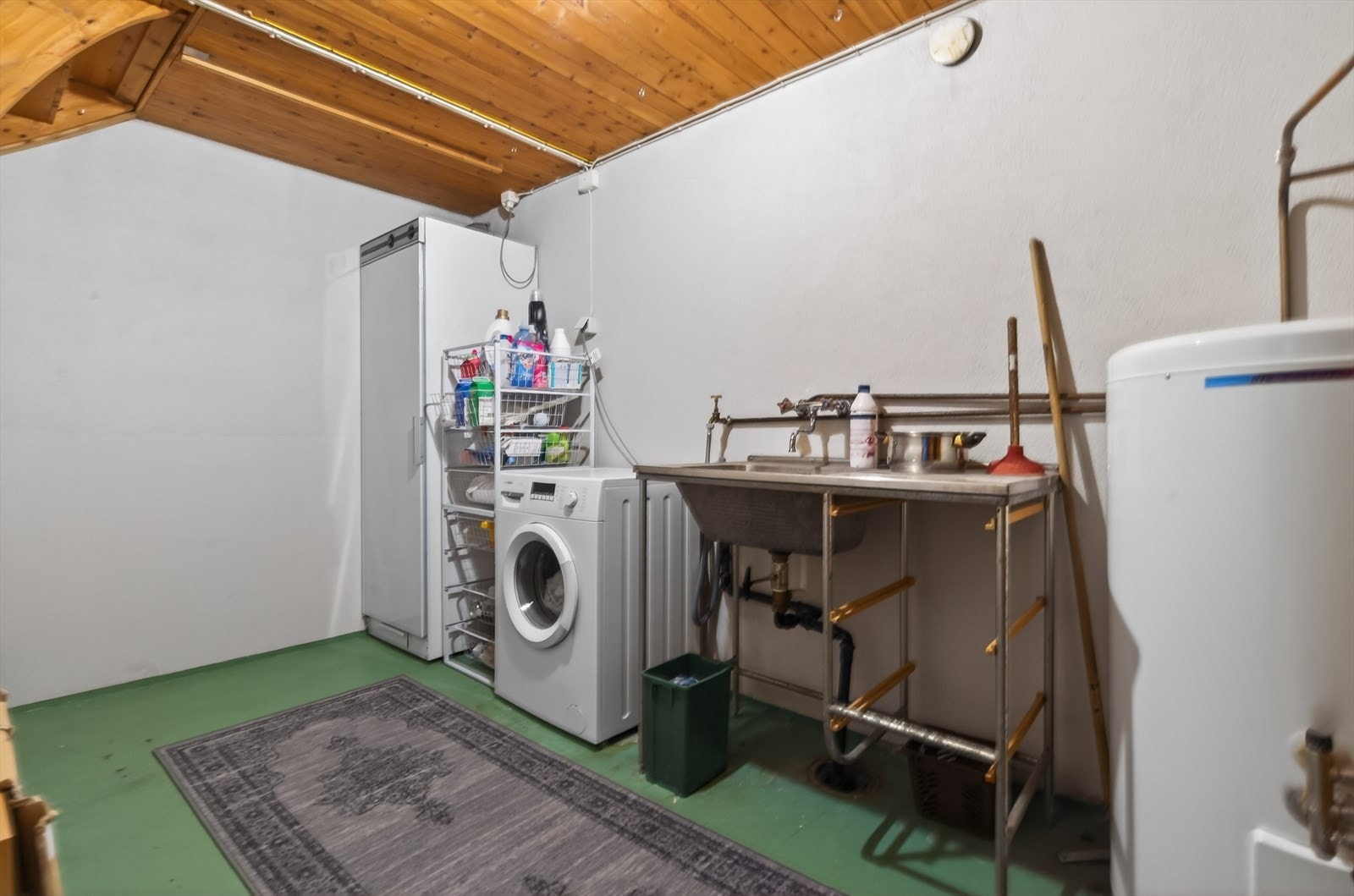 Praktisk vaskerom i kjeller med god plass til oppbevaring og moderne vaskefasiliteter. Perfekt for effektiv klesvask i hverdagen. Galleribilde