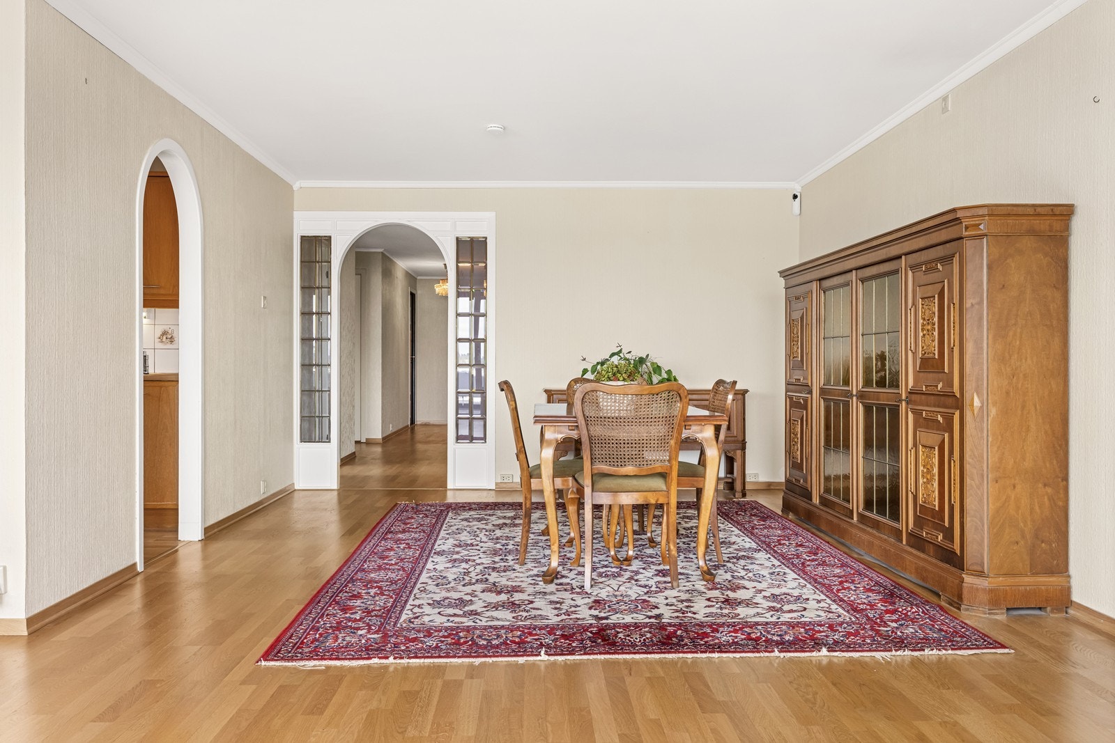 Stuen har god plass til både spisebord og sofagruppe. Galleribilde