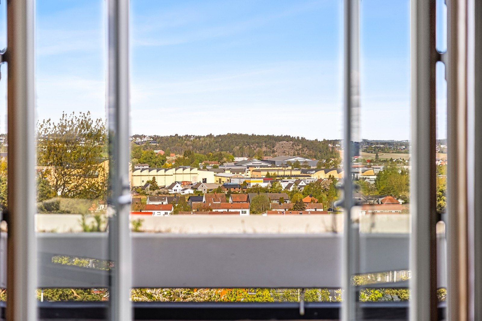 Fra leiligheten er det utsikt over nærområdet. Galleribilde