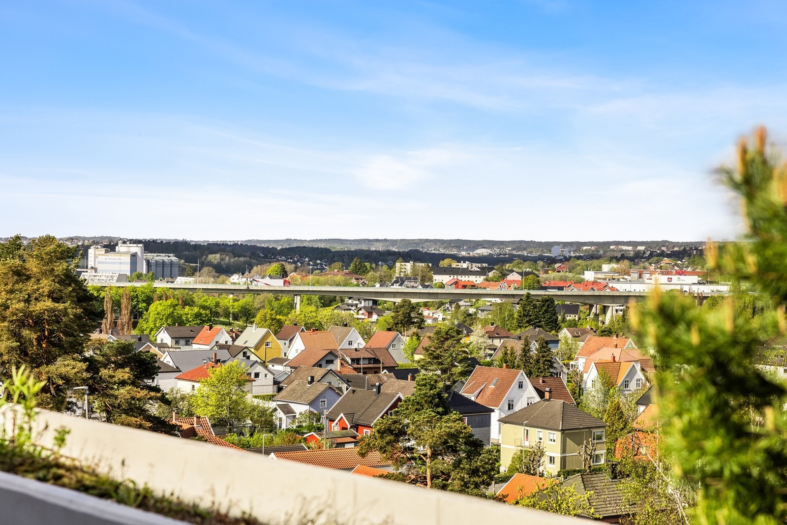 Fra eiendommen har man god oversikt over de omkringliggende boligområdene. Galleribilde