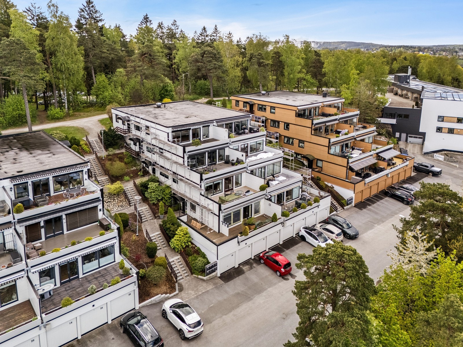 Boligene er organisert som terrassehus, som gir private og adskilte uteplasser. Galleribilde