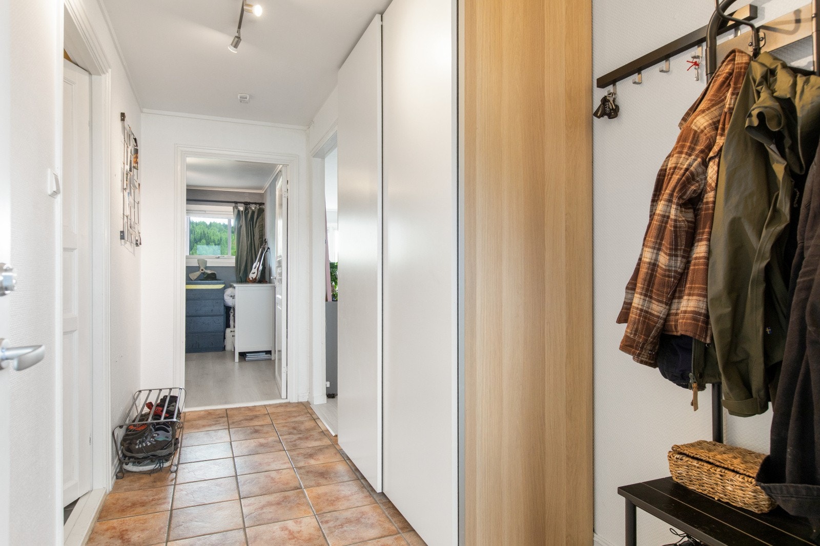 Velkommen inn - Her er det god plass til å henge fra seg yttertøyet i en romslig skyvedørsgarderobe. Galleribilde