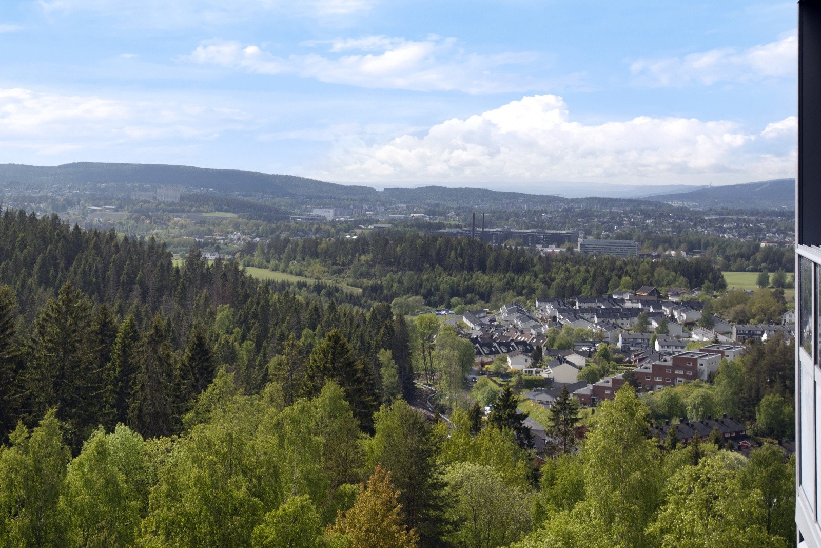 Balkongen byr på flott utsikt og fine solforhold da balkongen ligger vendt mot sørvest. Galleribilde