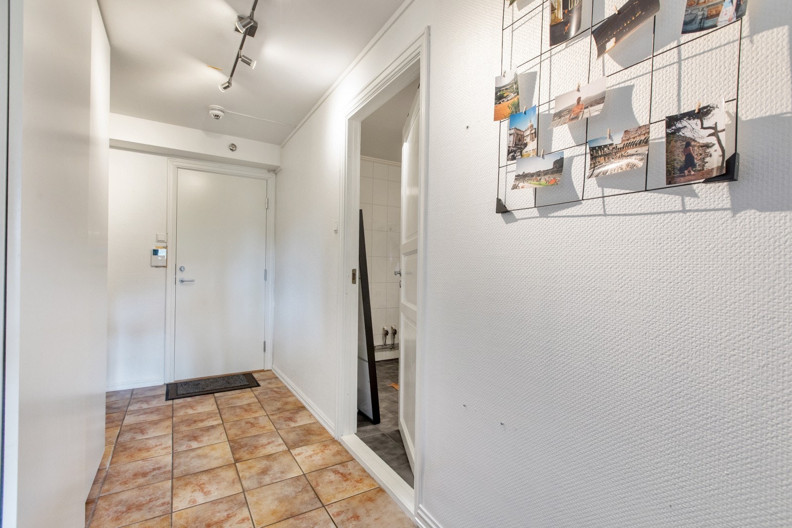 På gulvet i entreen er det fliser. Galleribilde