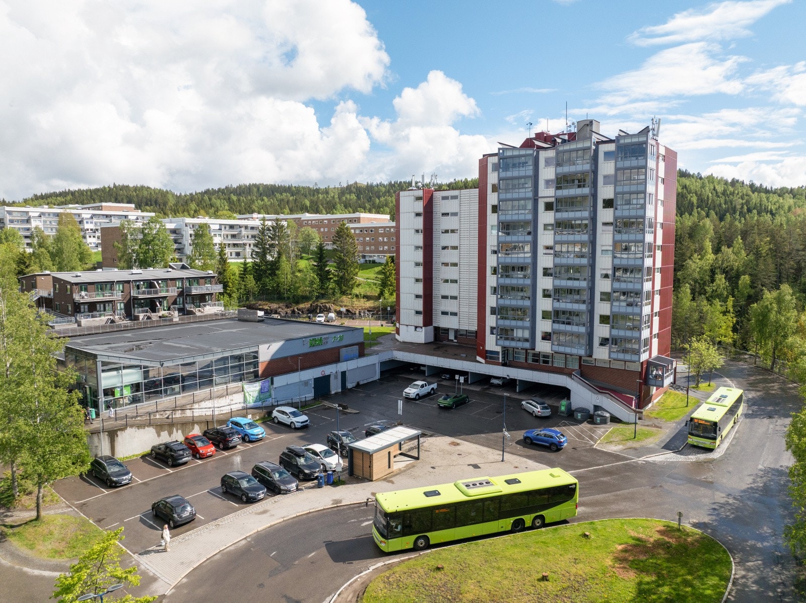 Fra leiligheten er det kort vei til det aller meste og det er flotte turmuligheter i umiddelbar nærhet. Galleribilde